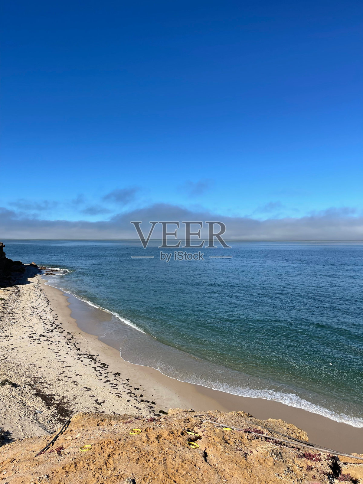 蓝天下，海边的沙滩照片摄影图片