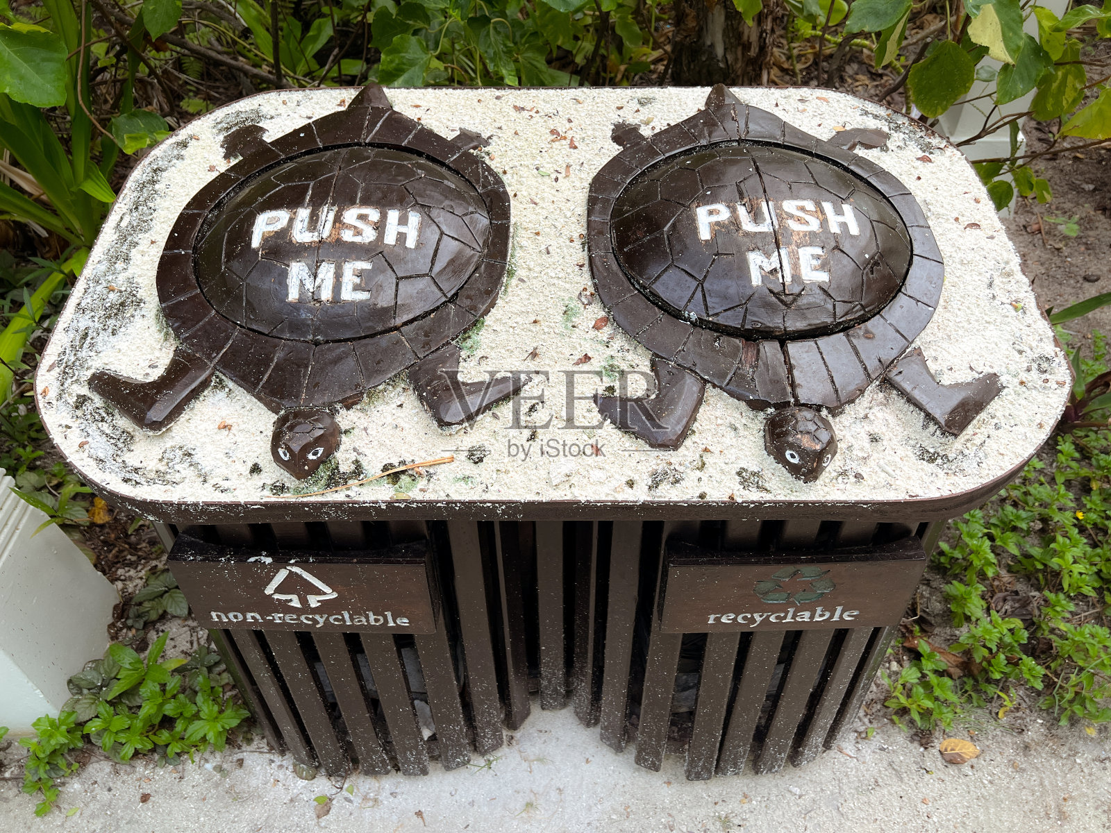 用于收集垃圾的室外垃圾箱照片摄影图片