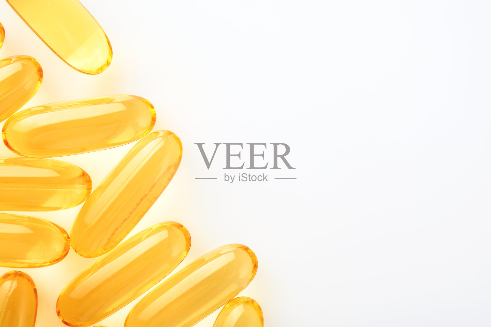胶囊。黄色药丸分离在白色上。近距离胶囊与维生素D, E或欧米茄3,6,9脂肪酸。食品补充油填充鱼油。天然补品健康美好生活理念。横幅照片摄影图片