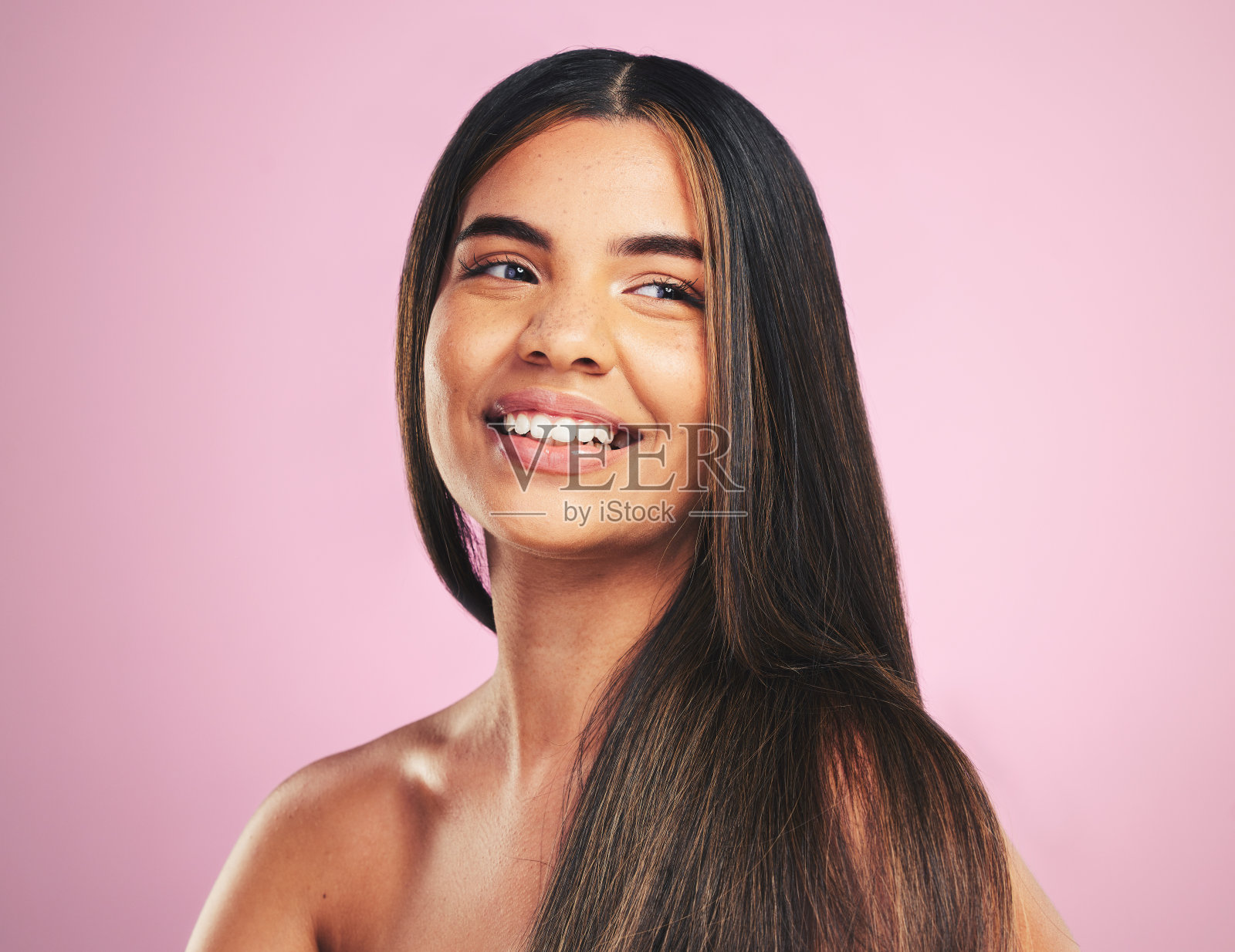 微笑，头发护理和女人与纹理，成长和健康的粉红色工作室背景。奢华，快乐的人与女性与体积，美学与皮肤学与化妆，护肤和健康的皮肤照片摄影图片