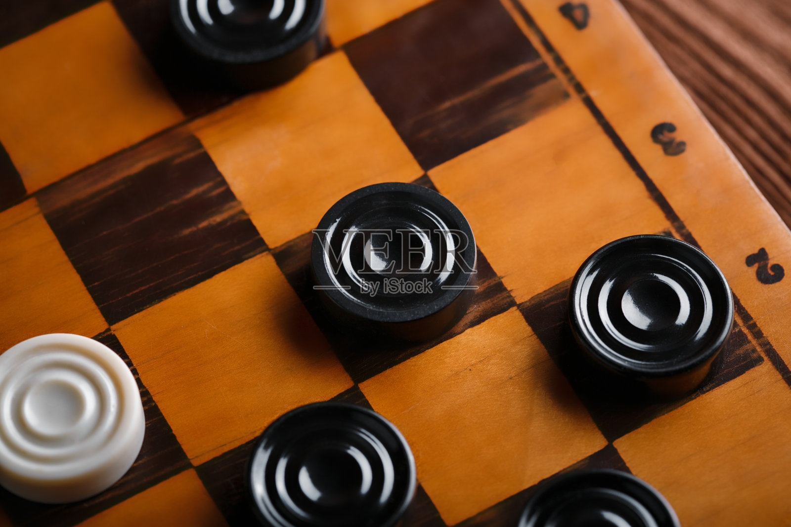 有棋子的棋盘。游戏的概念。棋盘游戏。的爱好。跳棋游戏场地上的跳棋照片摄影图片