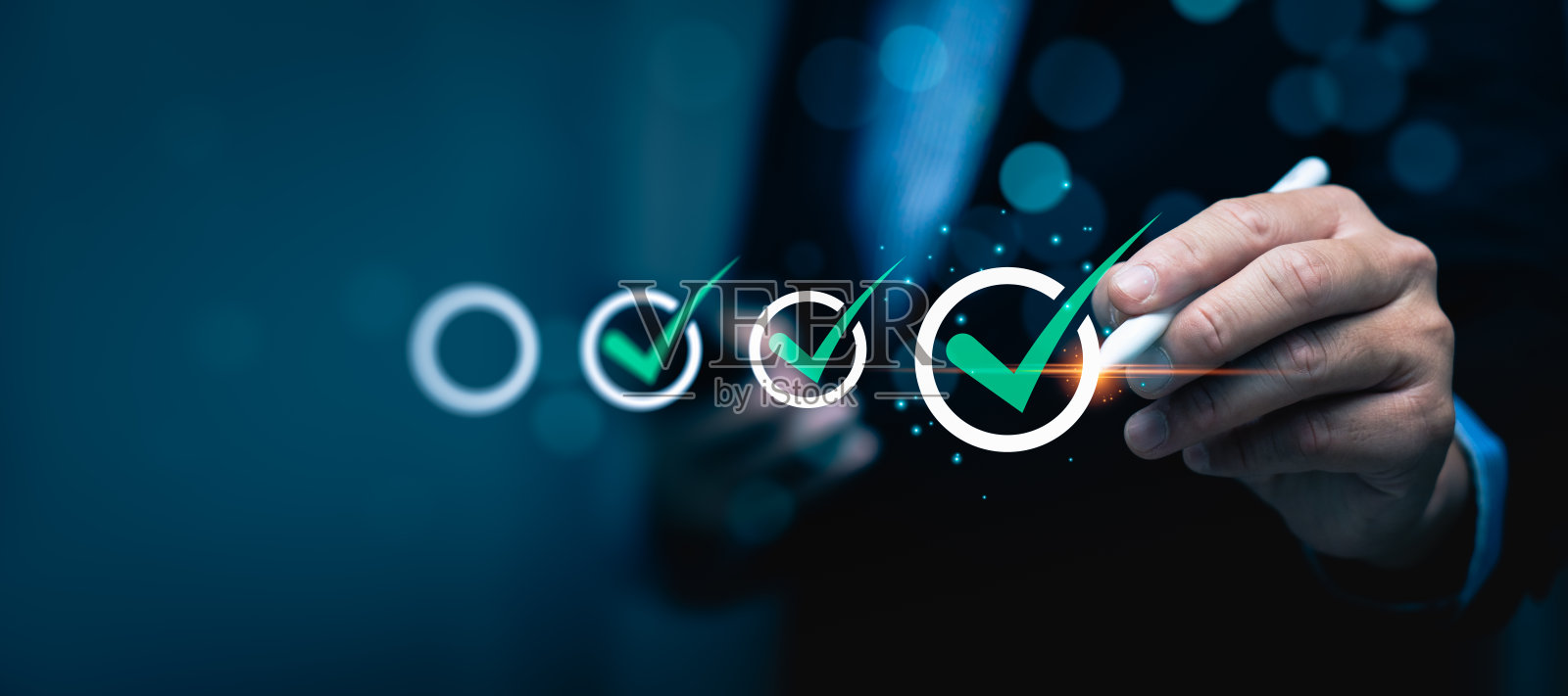 商务绩效清单，商务人员使用笔记本电脑进行在线清单调查，在清单上打勾，填写在线表格或回答问题。评估、在线调查、在线考试。照片摄影图片