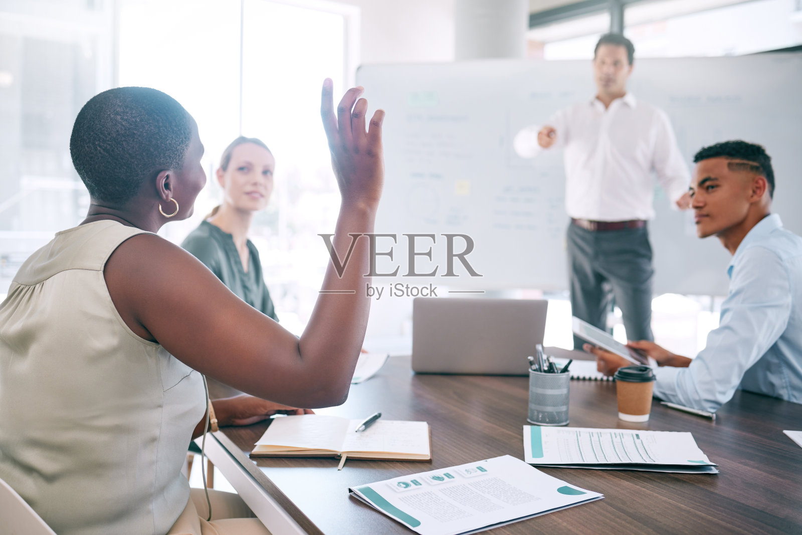 商务女性带着问题，在会议和办公室与团队沟通。公司人员，多样性和员工在会议室讨论战略，规划或b2b或营销在公司大楼照片摄影图片