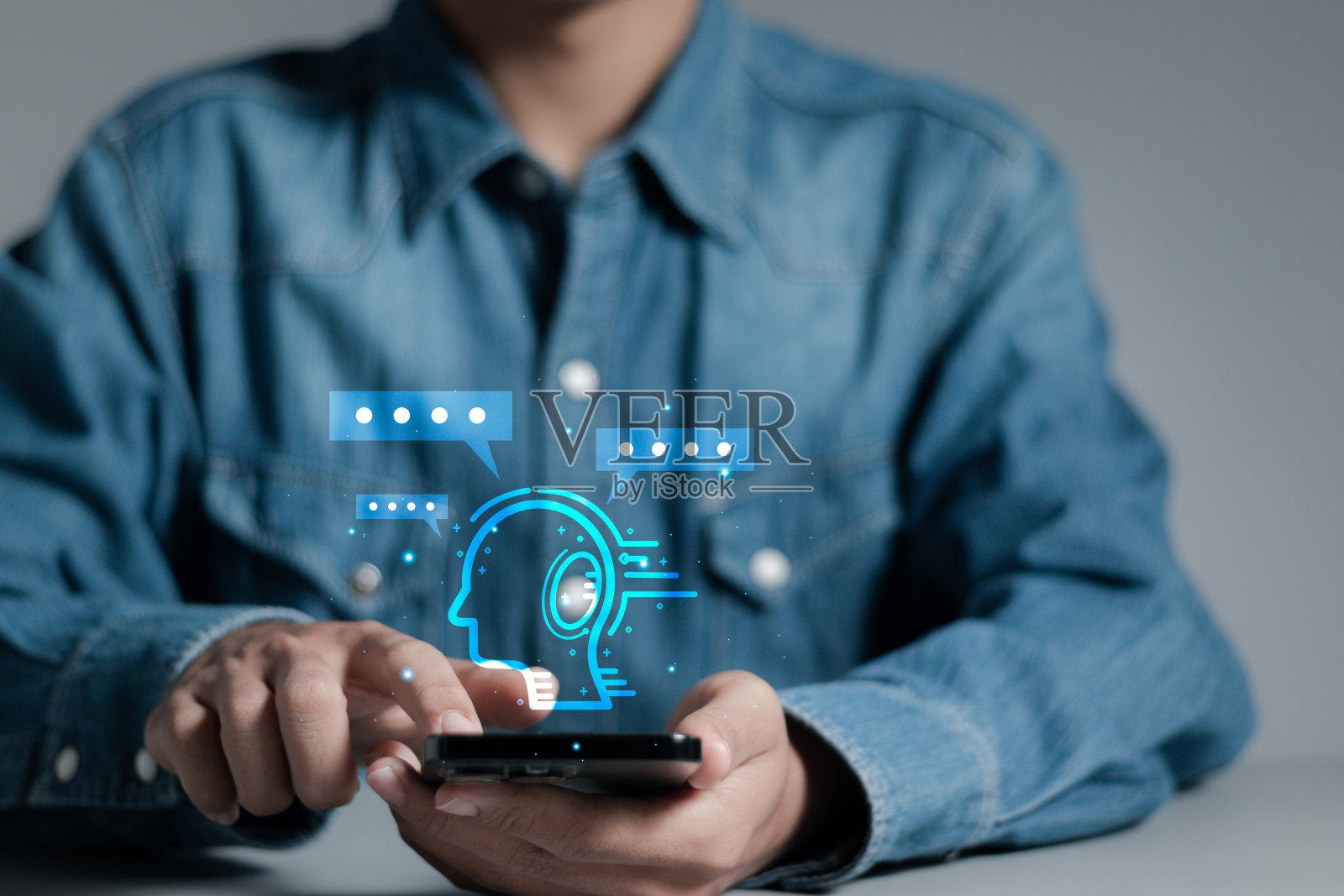 聊天机器人Ai技术。商人使用智能手机的数字聊天机器人通过输入命令提示符来获取信息，生成一些东西，改变技术来帮助商业。照片摄影图片