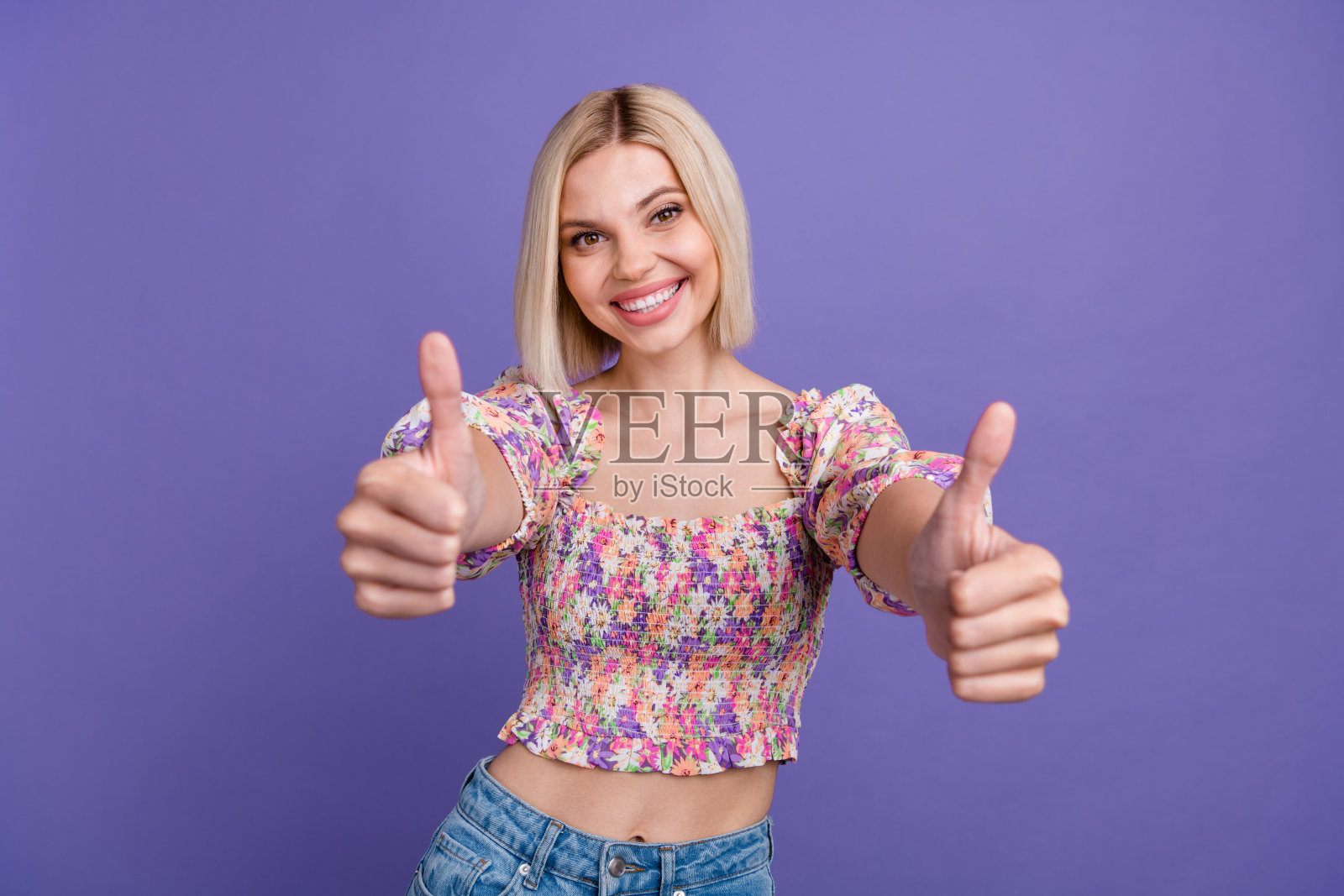 照片的可爱的积极的女士喜气满面的微笑手臂手指示范拇指向上孤立的紫色背景照片摄影图片