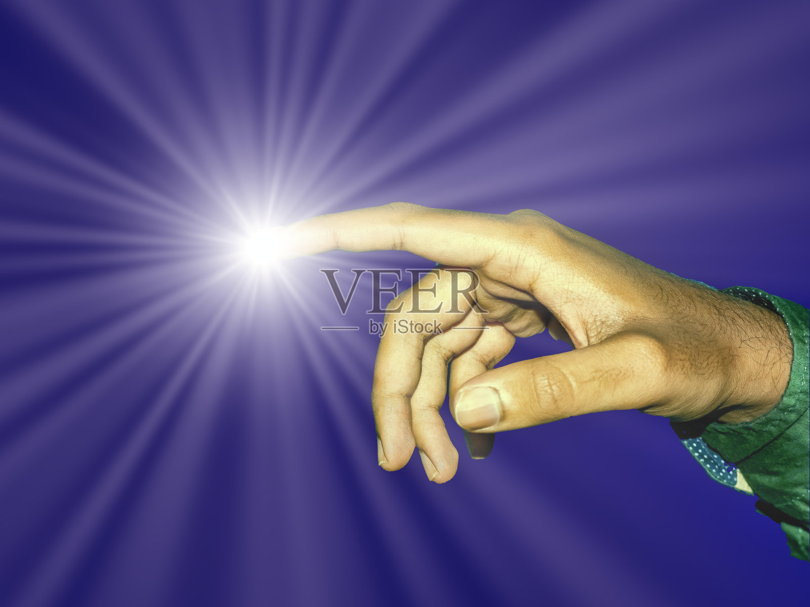 一个年轻的印度男子用手指触摸屏幕的特写，光线，在蓝色的背景上隔离。照片摄影图片