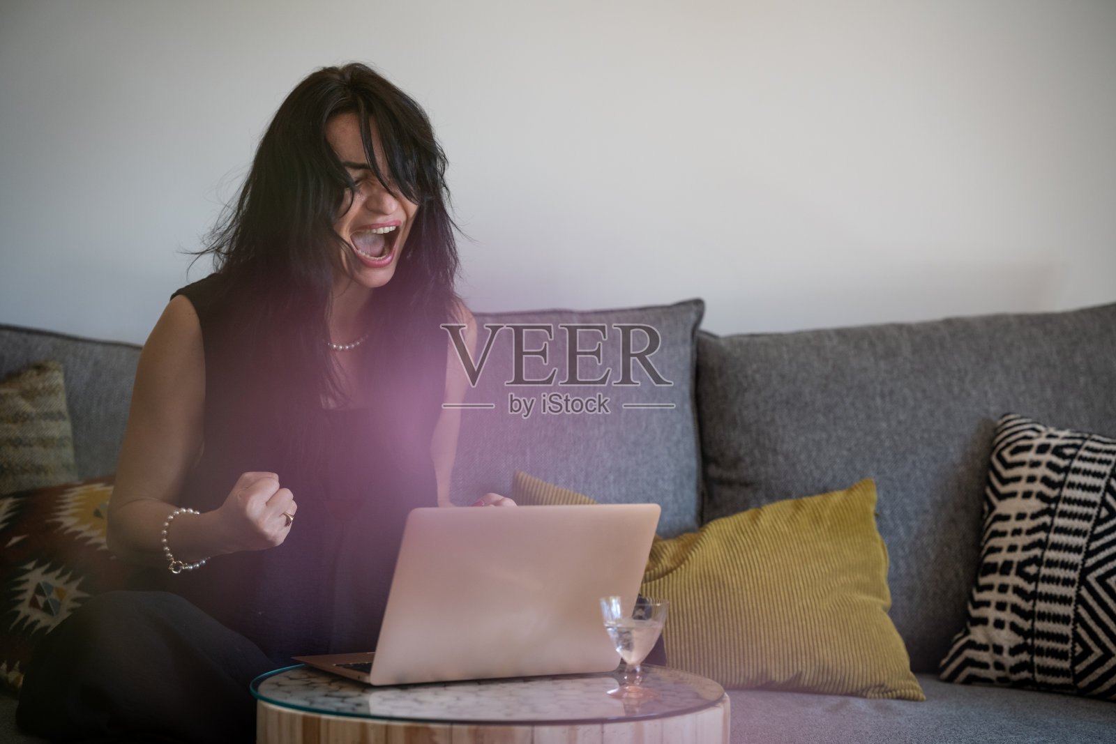 一名女子在做瑜伽尖叫疗法照片摄影图片