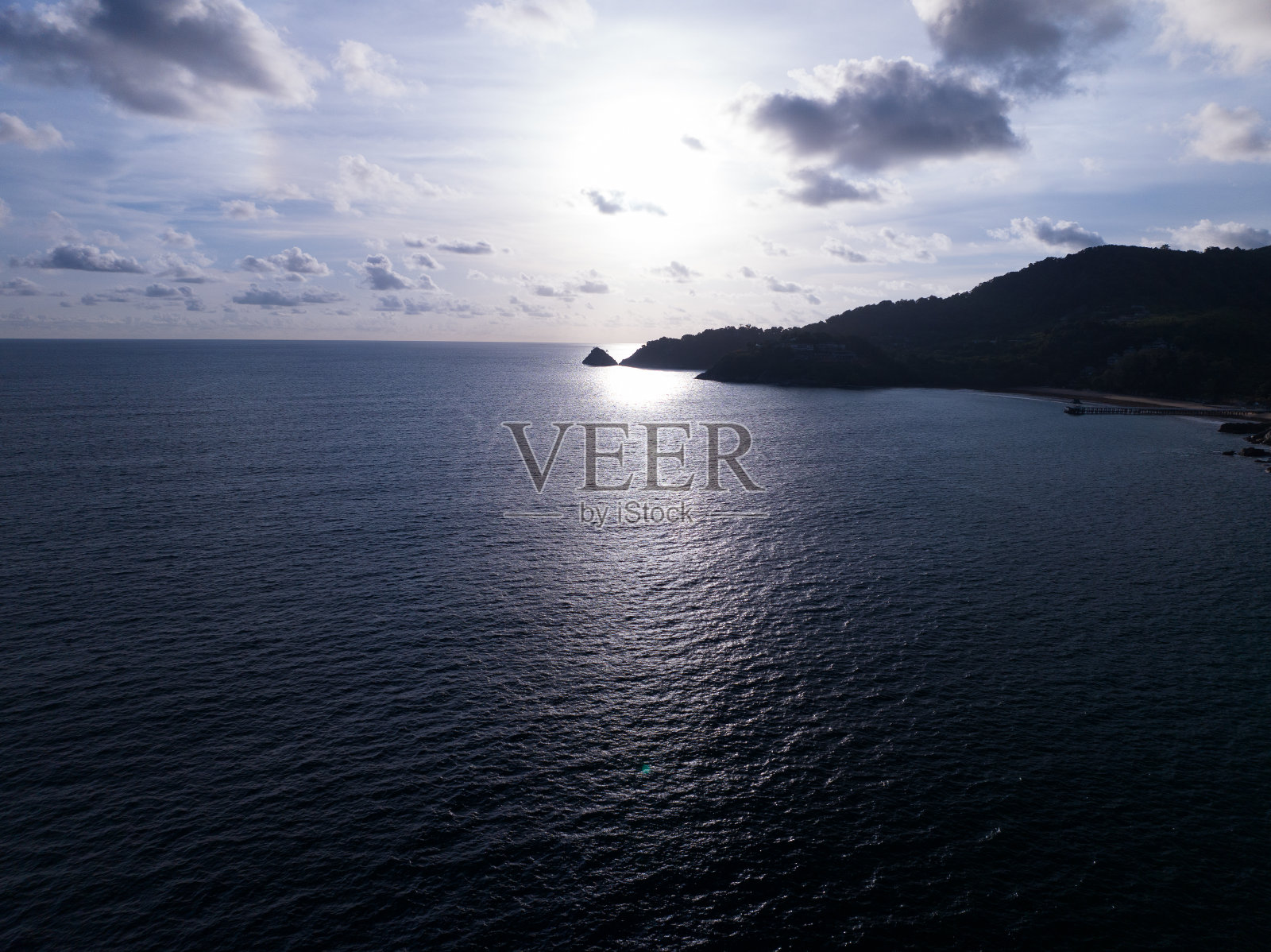 令人惊叹的日落或日出天空在海上景观，美丽的彩色光的自然海景背景，无人机航拍海洋背景照片摄影图片