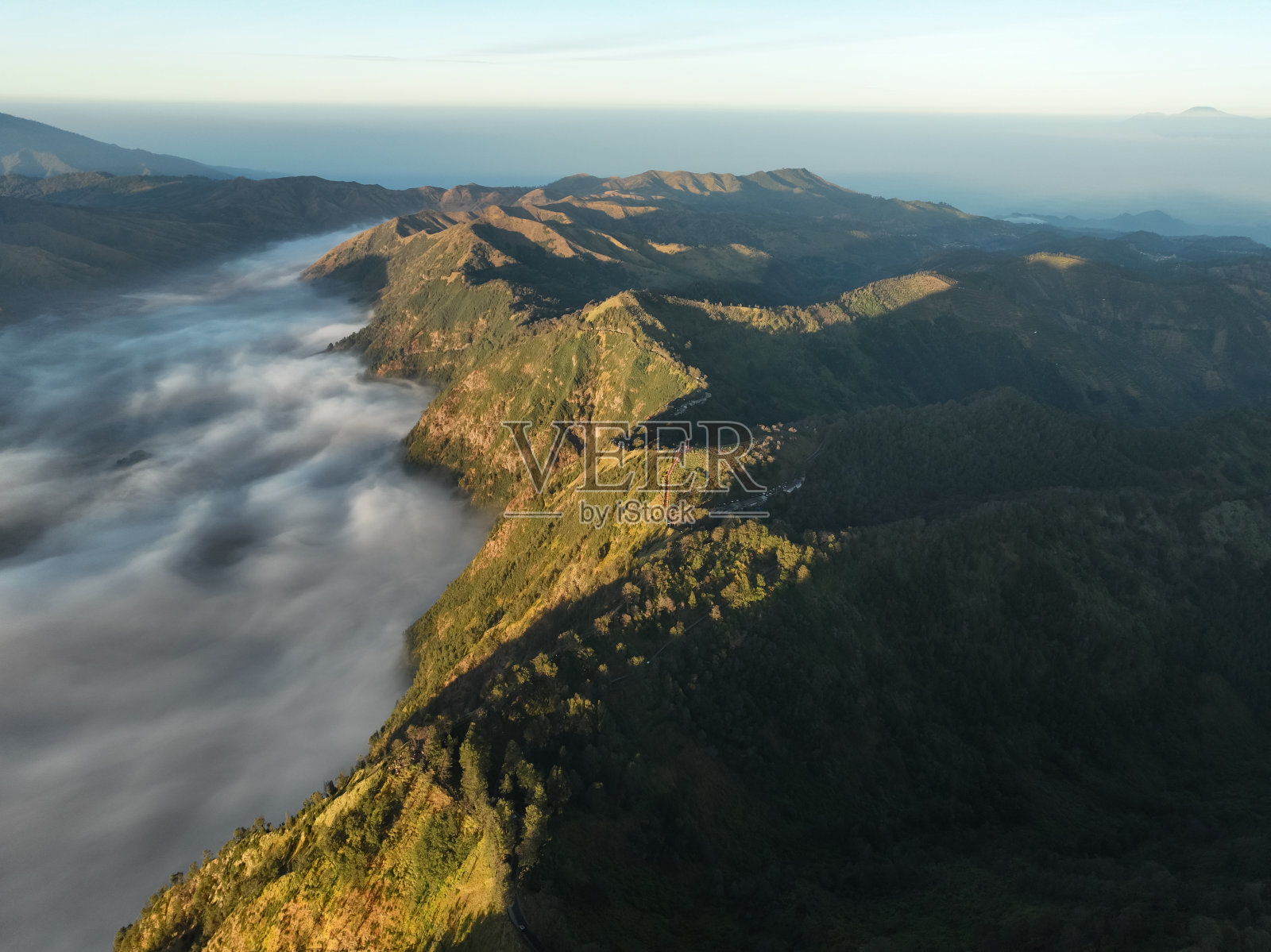 鸟瞰日出天空中的Bromo火山，美丽的山脉Penanjakan在Bromo Tengger塞梅鲁国家公园，东爪哇，印度尼西亚。自然景观背景照片摄影图片