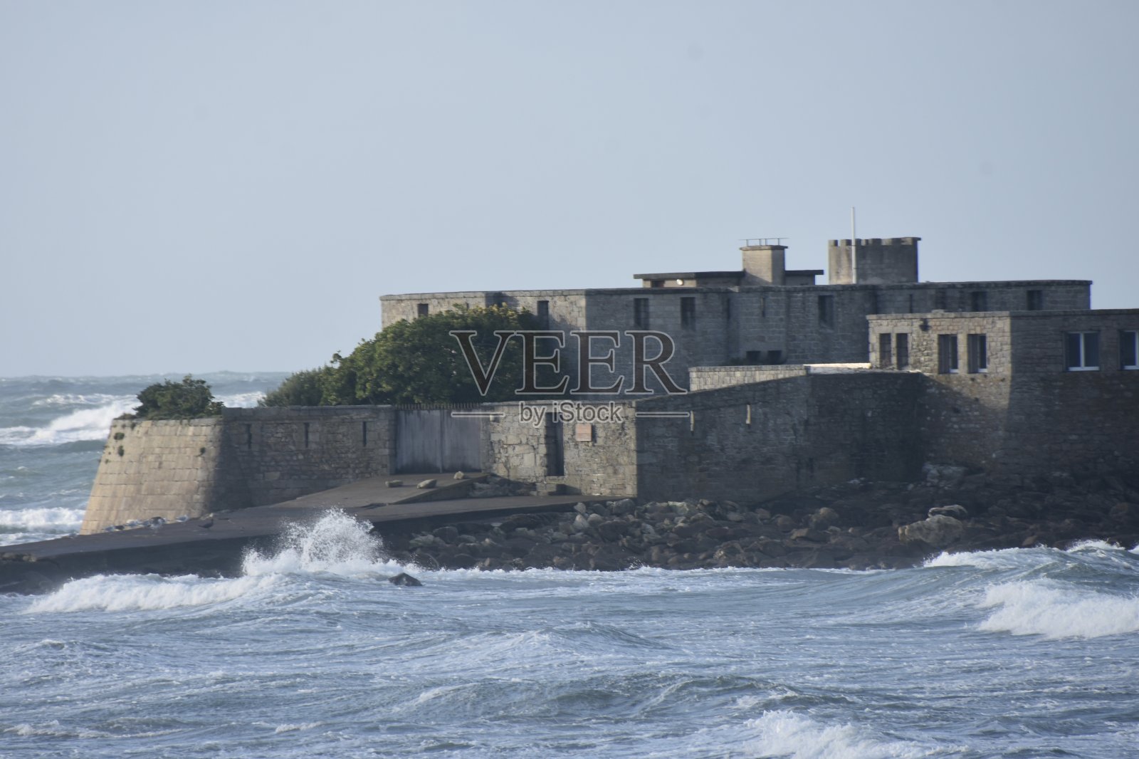 在布列塔尼的Le Fort Bloque，俯瞰大西洋波涛中的堡垒照片摄影图片