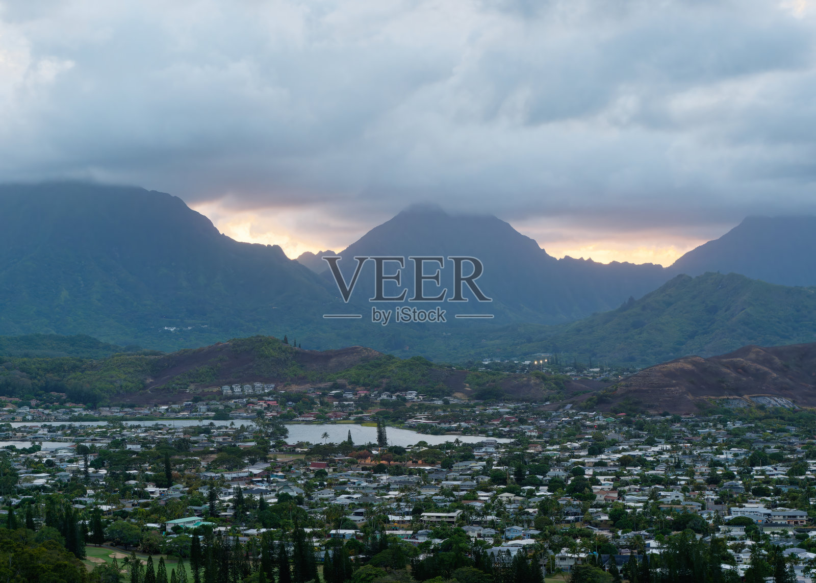 从Lanikai Pillbox徒步旅行到Kailua镇和背景中的Ko夏威夷瓦胡岛山脉的惊人景色照片摄影图片