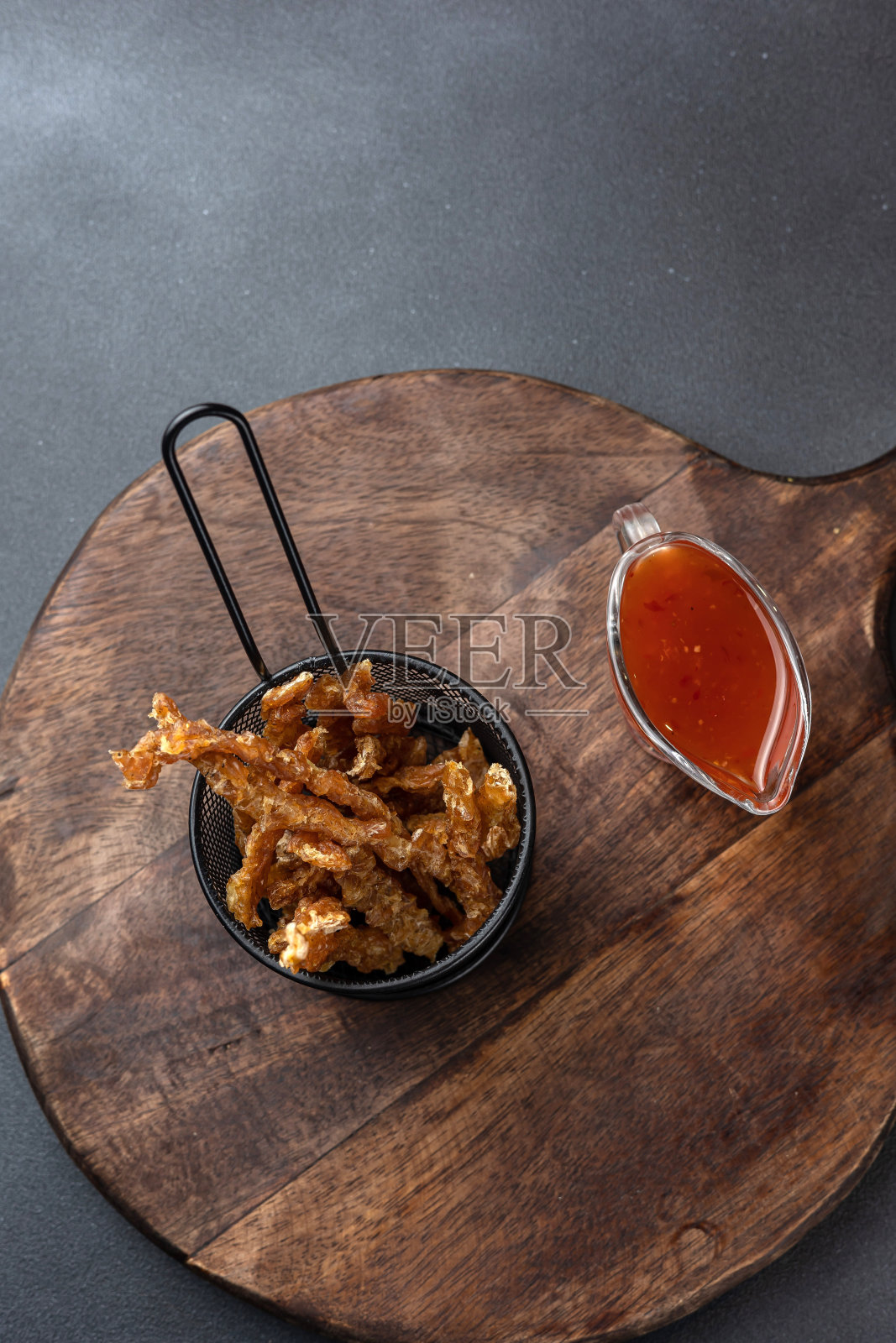 深色背景的啤酒开胃菜照片摄影图片