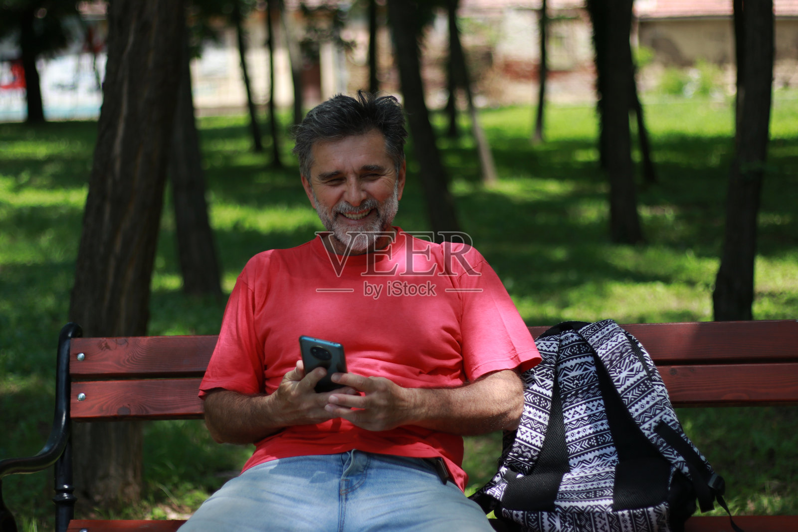 大胡子老人在公园的长椅上休息照片摄影图片