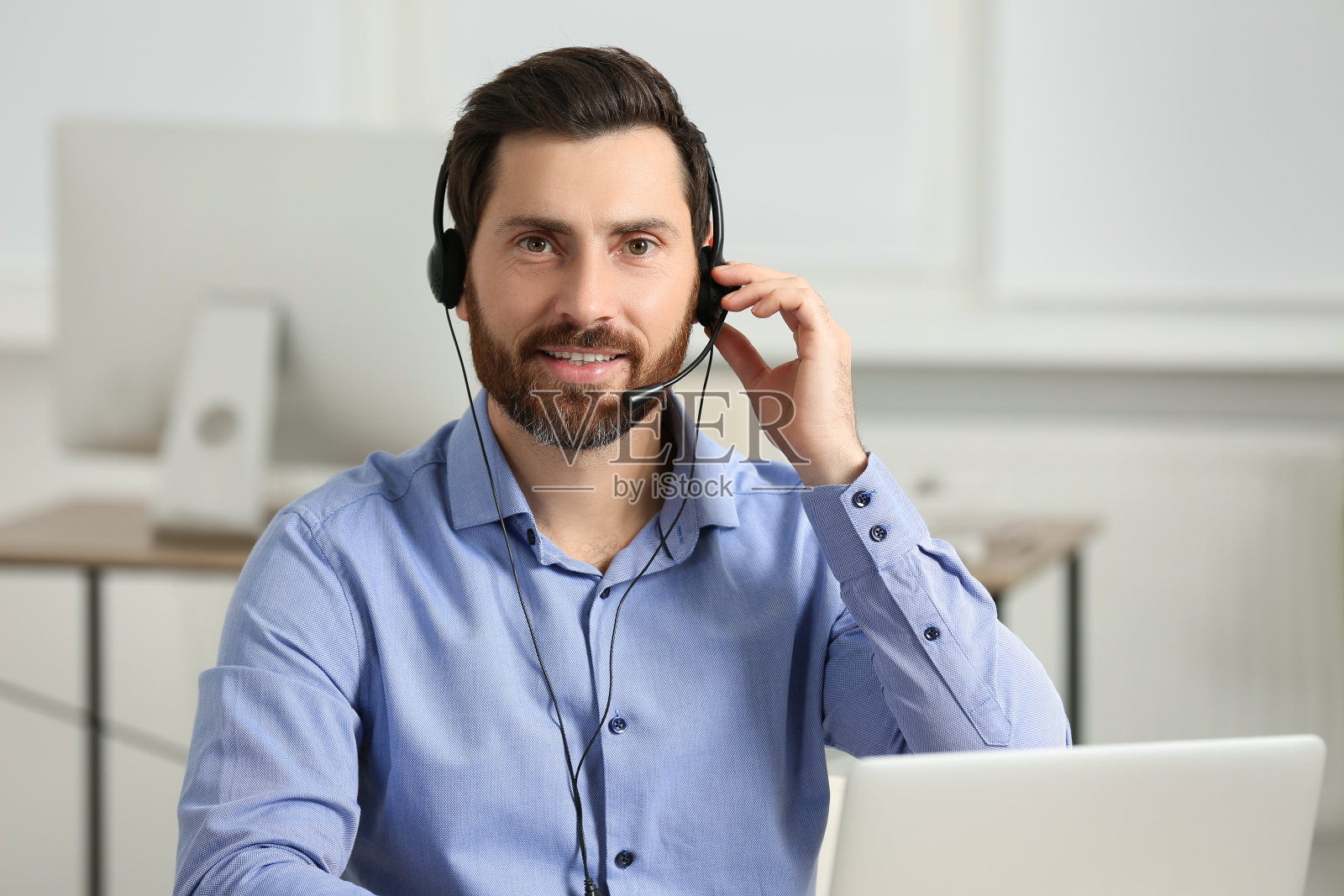 带耳机的热线话务员在办公室工作照片摄影图片