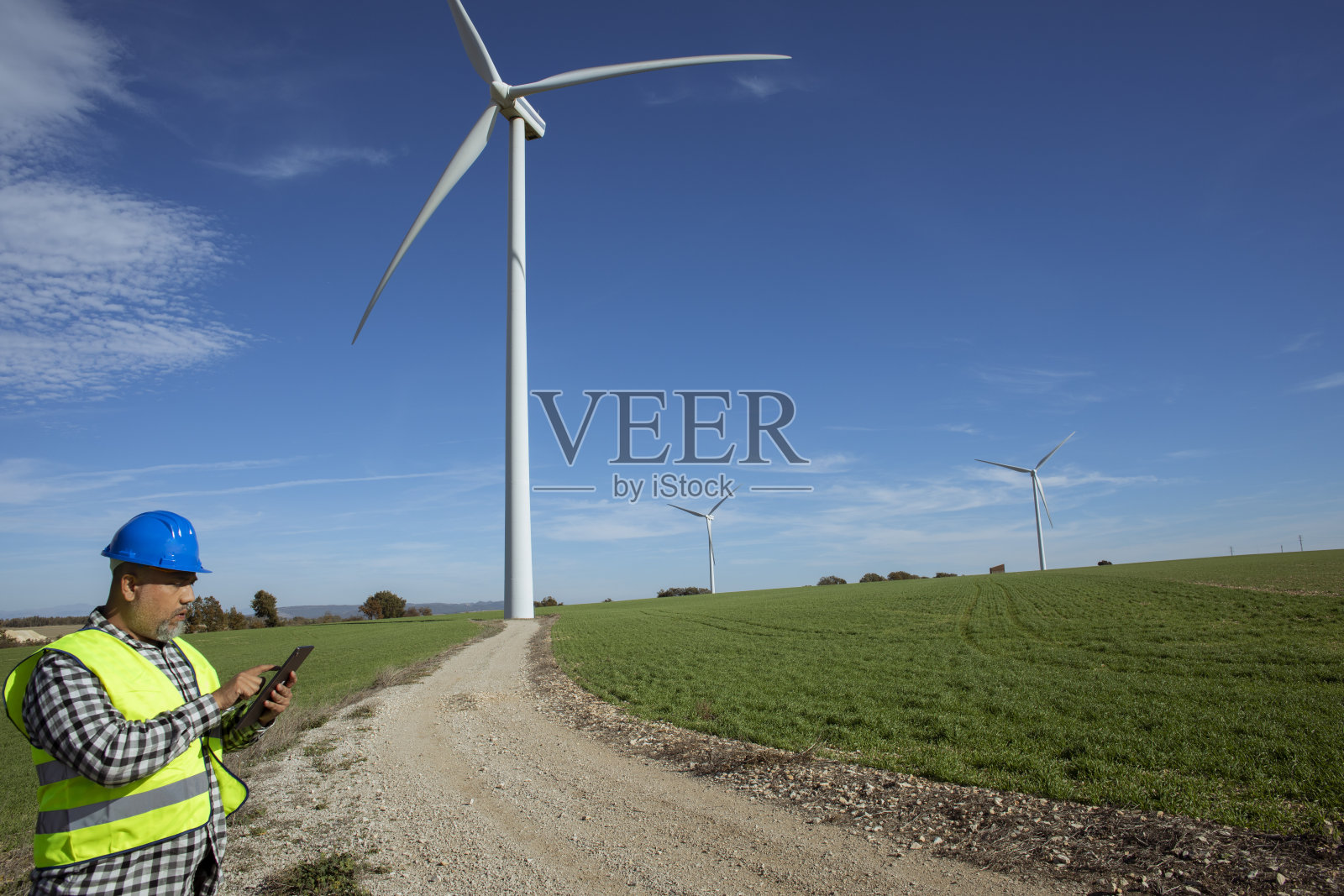 在风电场工作的工程师照片摄影图片