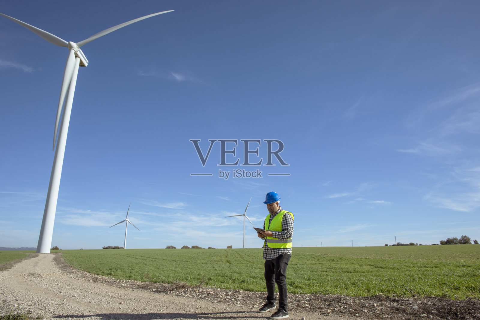 在风电场工作的工程师照片摄影图片