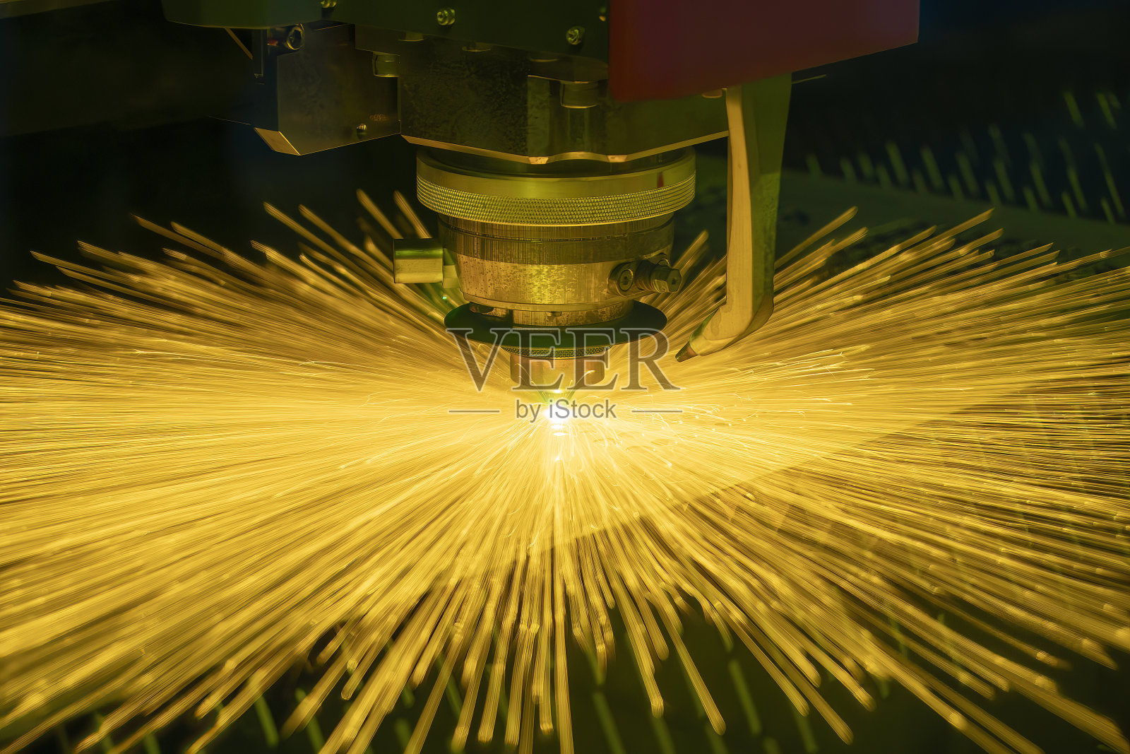 光纤激光切割机切割金属板，发出闪闪发光的光。照片摄影图片