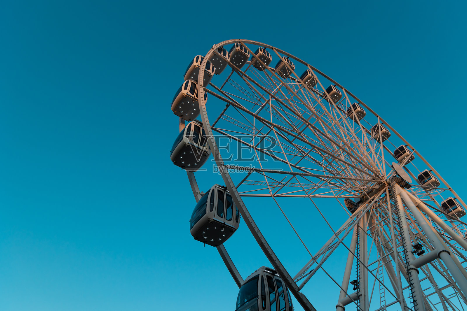 摩天轮在蓝天的背景下。照片摄影图片