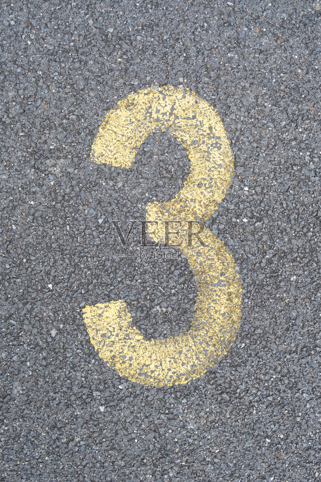 数字3是用彩色油漆画在沥青上的。某儿童游乐场设计了一个创意展示字母教育元素的学习空间。照片摄影图片