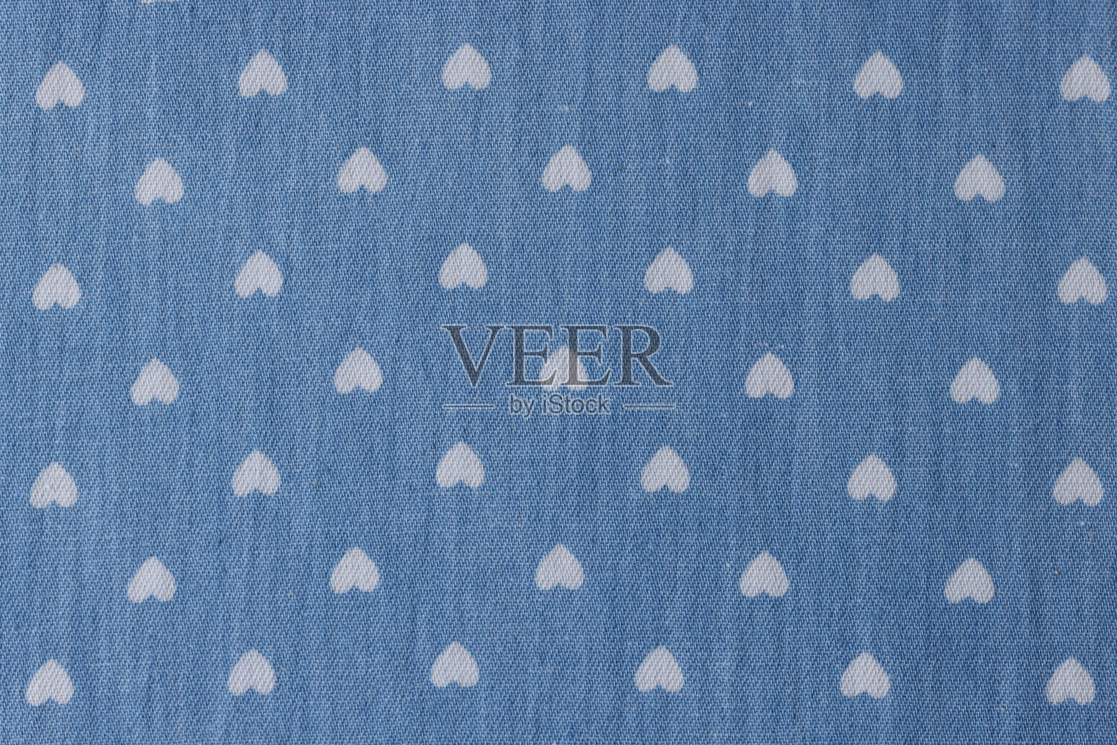 背景的白色图纸的心在蓝色的织物背景照片摄影图片