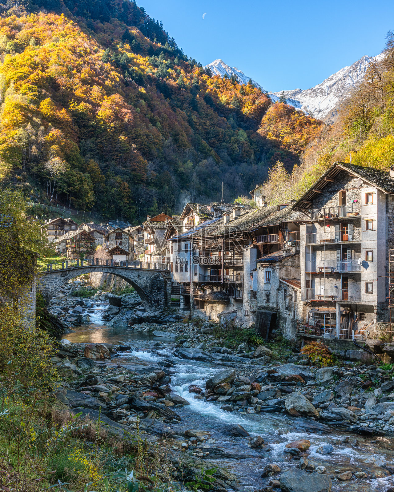美丽的拉萨村，在秋天，在瓦尔塞西亚(塞西亚山谷)。意大利皮埃蒙特的维切利省。照片摄影图片