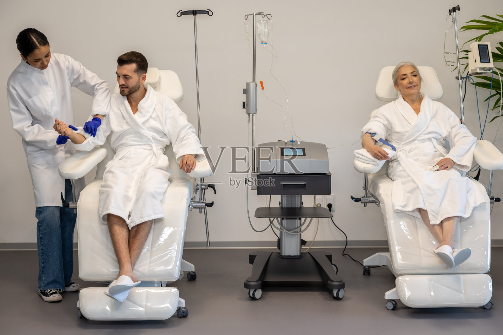 用维生素IV输注疗法维持和恢复女性和男性的免疫系统。照片摄影图片