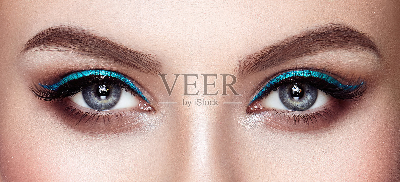 美丽的女性眼睛，长长的睫毛照片摄影图片