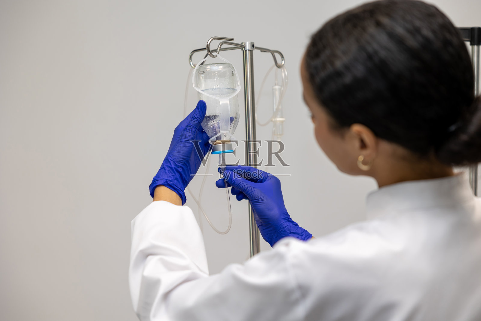 医院或美容中心医生的手和输液滴。照片摄影图片