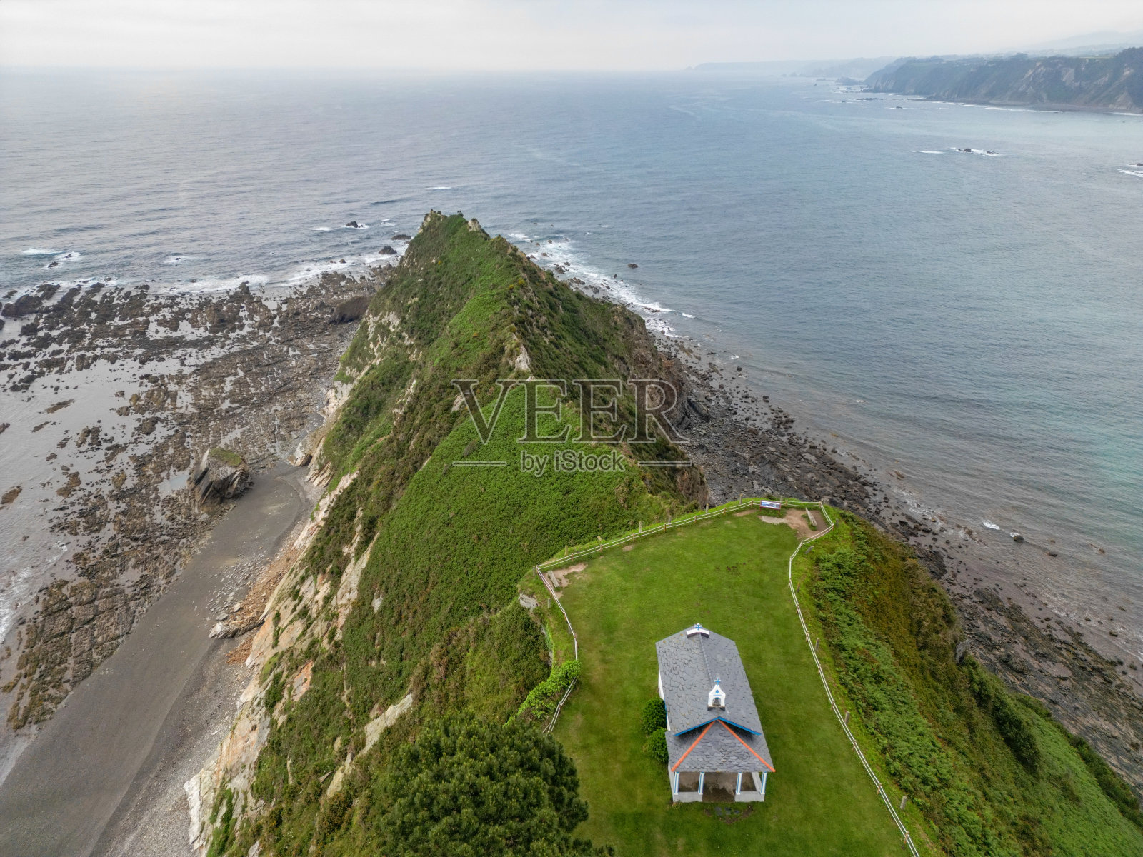 阿斯图里亚斯Cadavedo的La Regalina教堂航拍图像照片摄影图片