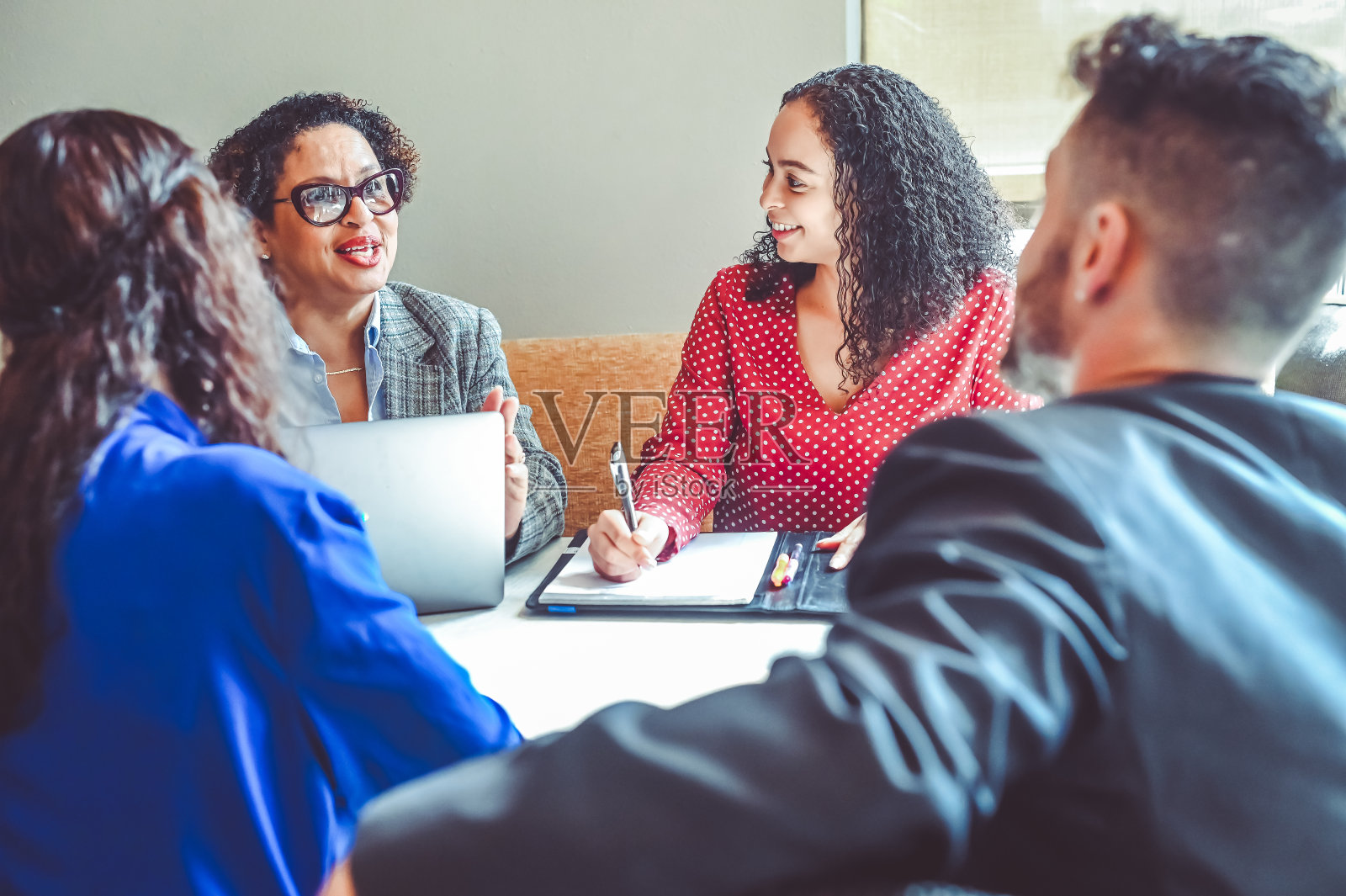 两个多种族的职业女性，同事，合伙人，会见客户照片摄影图片