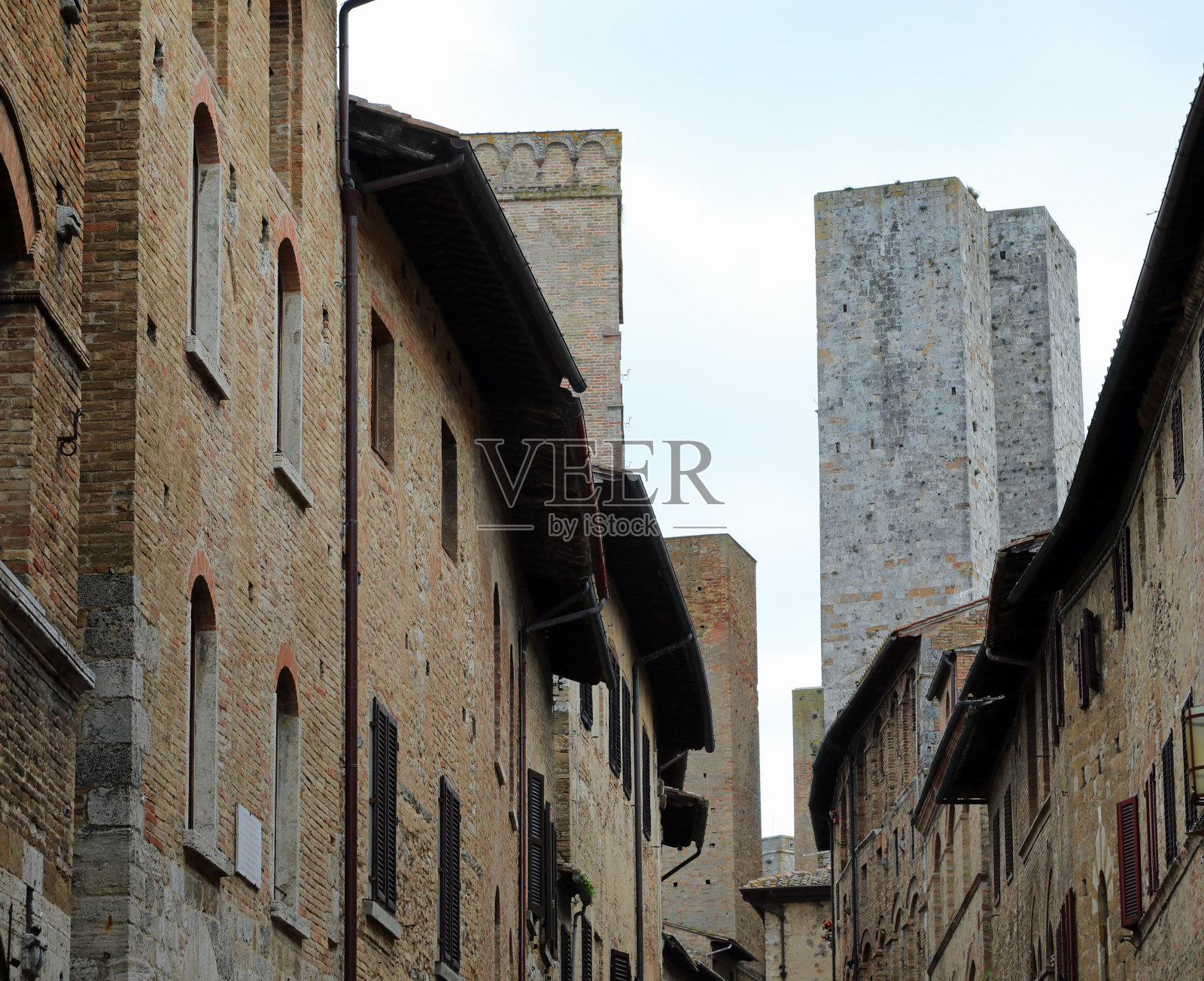 意大利中部锡耶纳附近的圣吉米尼亚诺市用砖石建造的高大古塔照片摄影图片