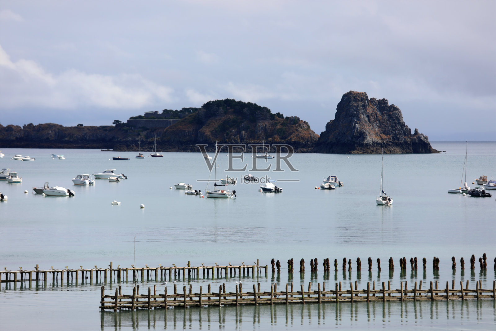 许多摩托艇停在法国布列塔尼的坎卡莱镇附近的码头上照片摄影图片