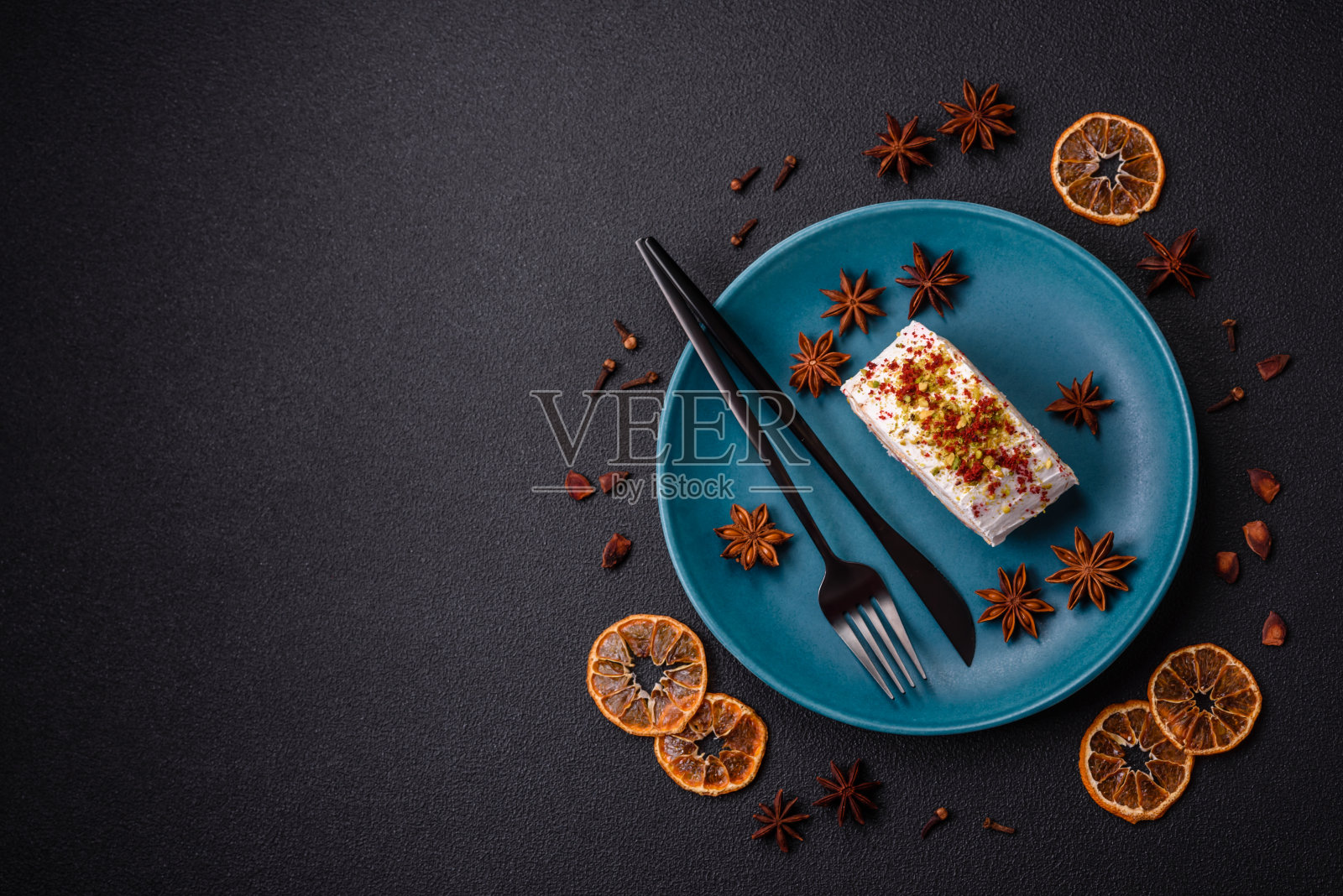 一块美味的甜蛋白酥皮卷，配上马斯卡彭奶酪、浆果和杏仁照片摄影图片