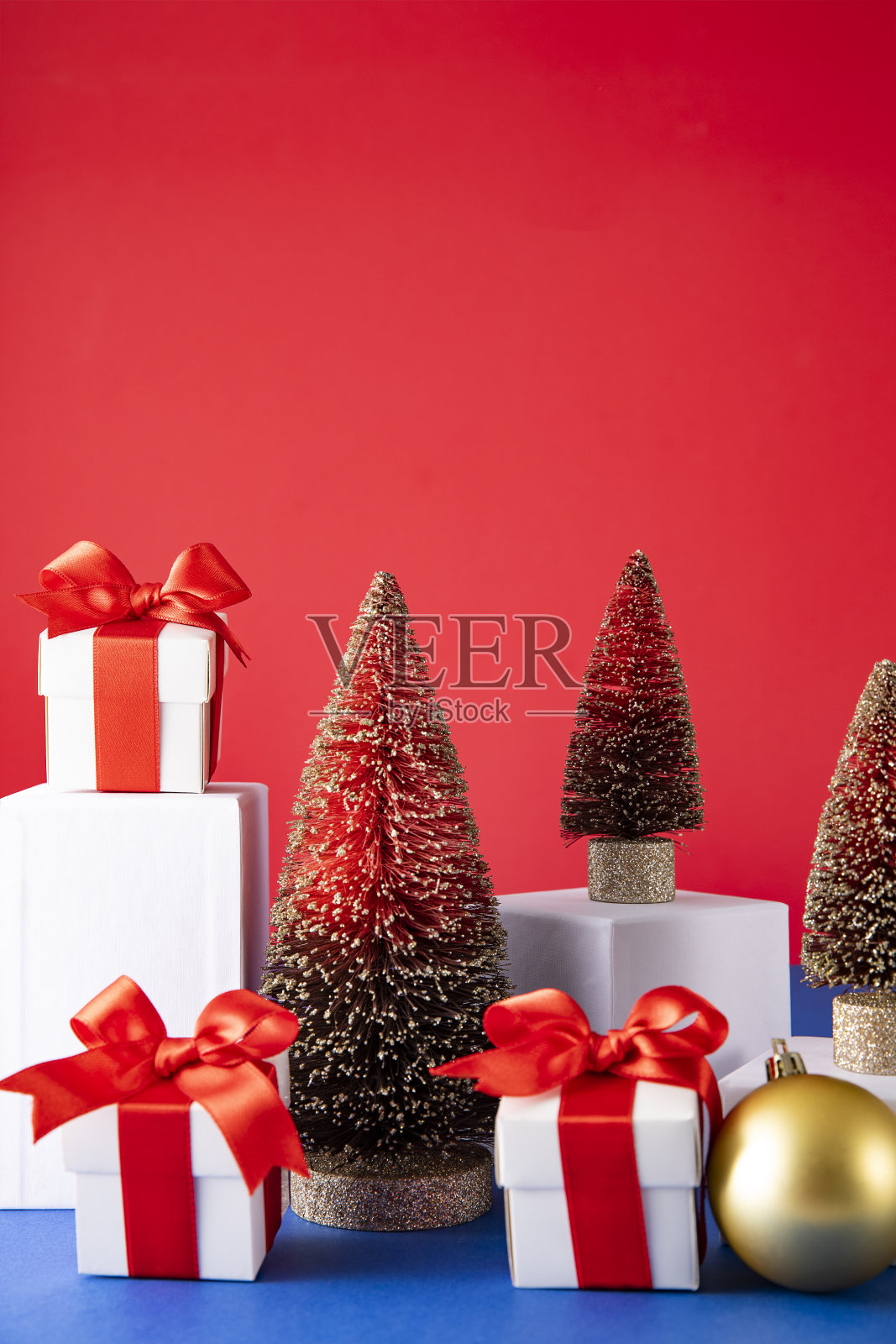 圣诞饰品在红色的背景照片摄影图片