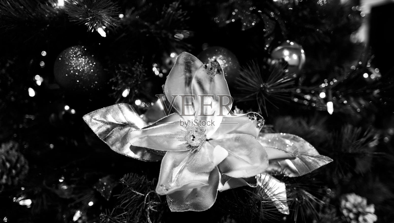 有花和花环的圣诞树(xxxl)照片摄影图片