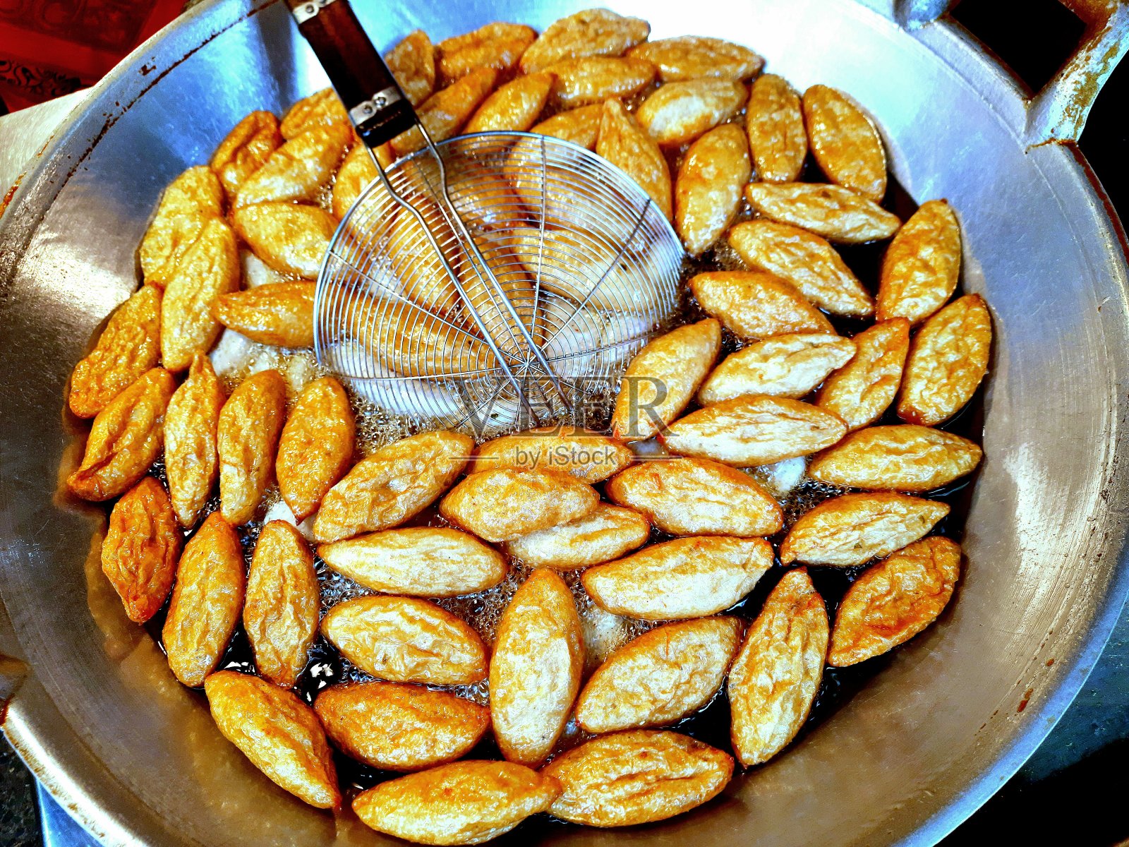 烹调炸鱼肉丸-曼谷街头小吃。照片摄影图片