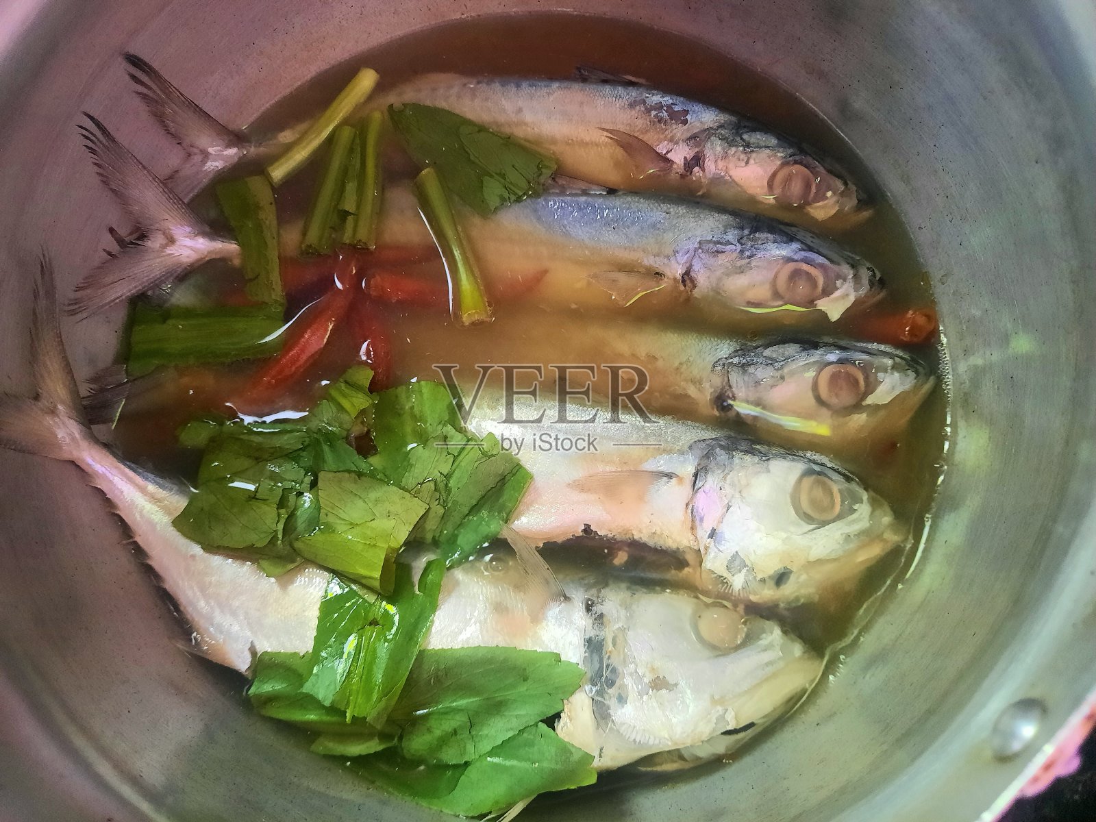 麻辣鲭鱼汤-泰国菜的准备。照片摄影图片
