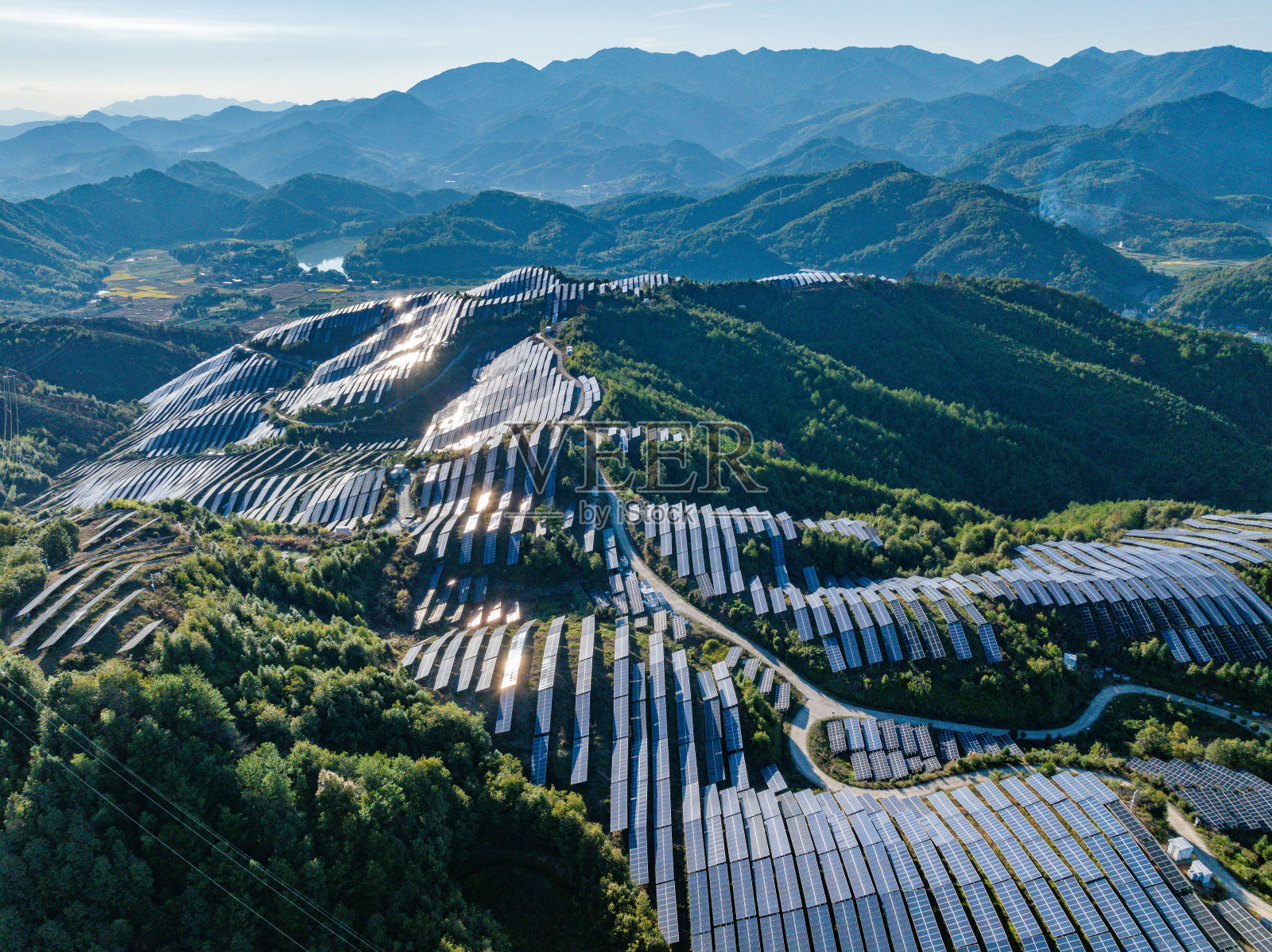 山顶太阳能光伏板的航拍照片照片摄影图片