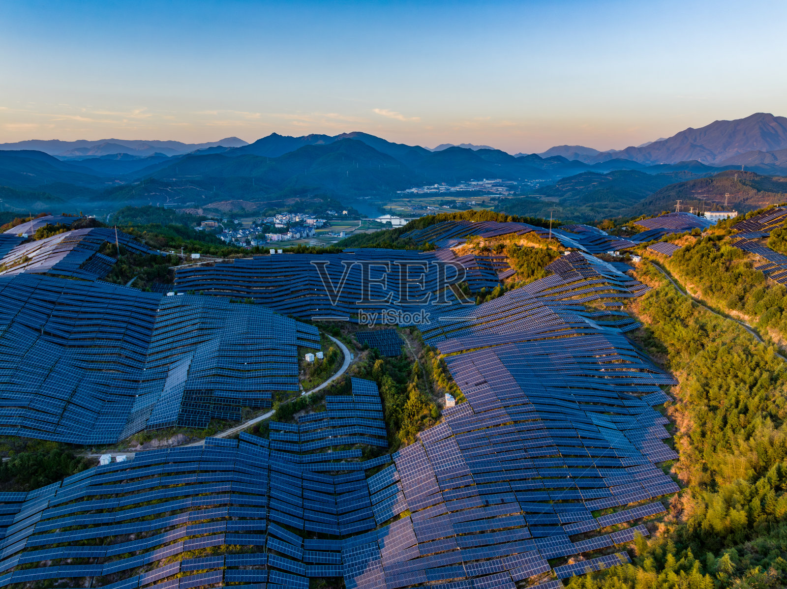 山顶太阳能光伏板的航拍照片照片摄影图片