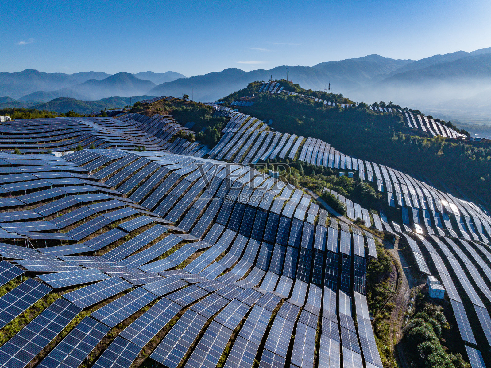 山顶太阳能光伏板的航拍照片照片摄影图片