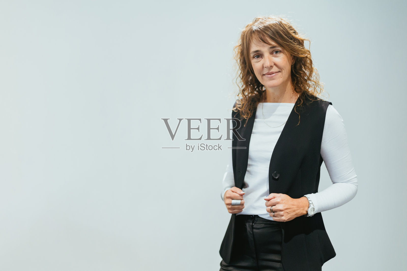 自信的女商人:50岁以上的女人在白色背景中交叉双臂照片摄影图片