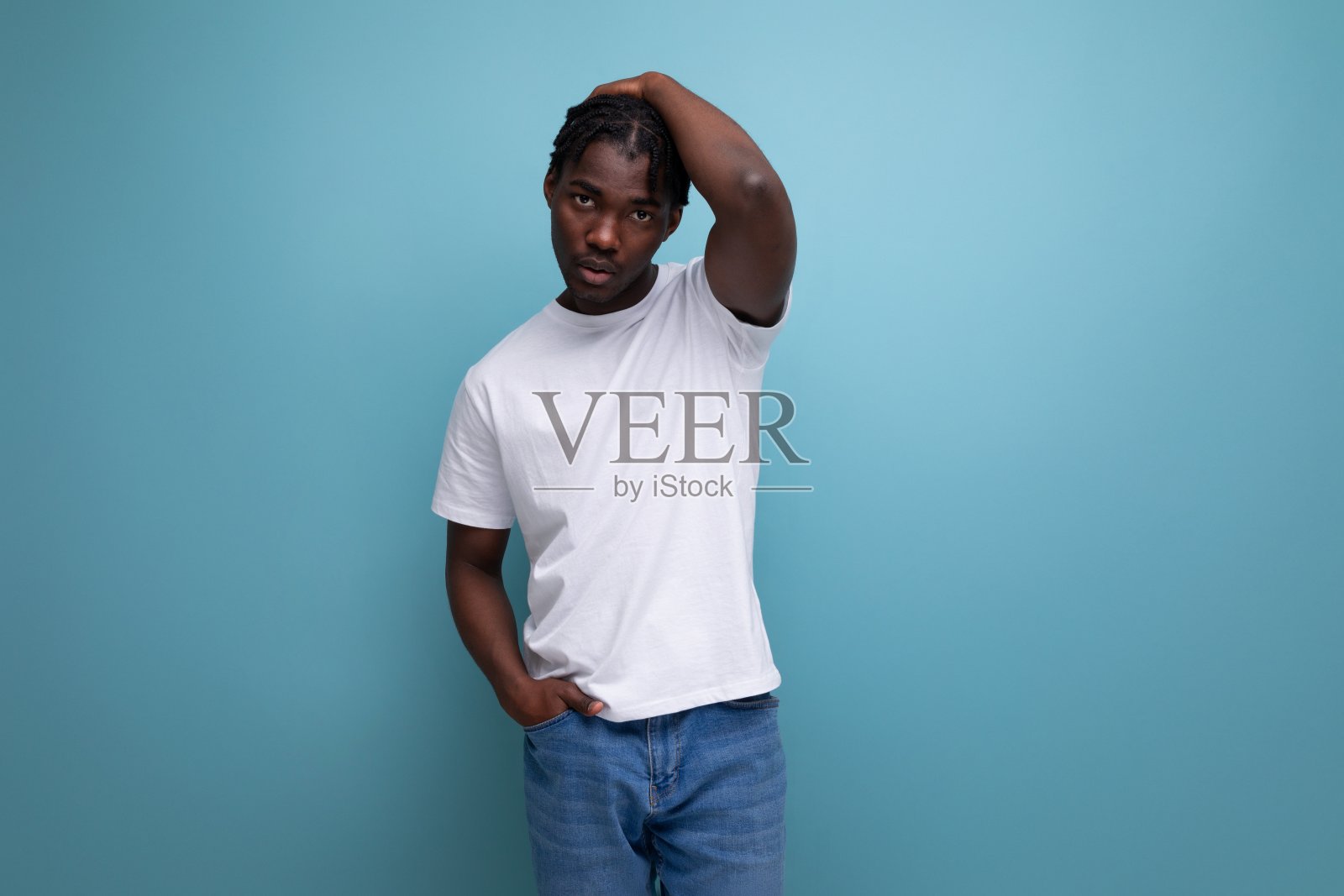 一个穿着白色t恤，留着脏辫的时髦年轻人，上面有空白的标志照片摄影图片