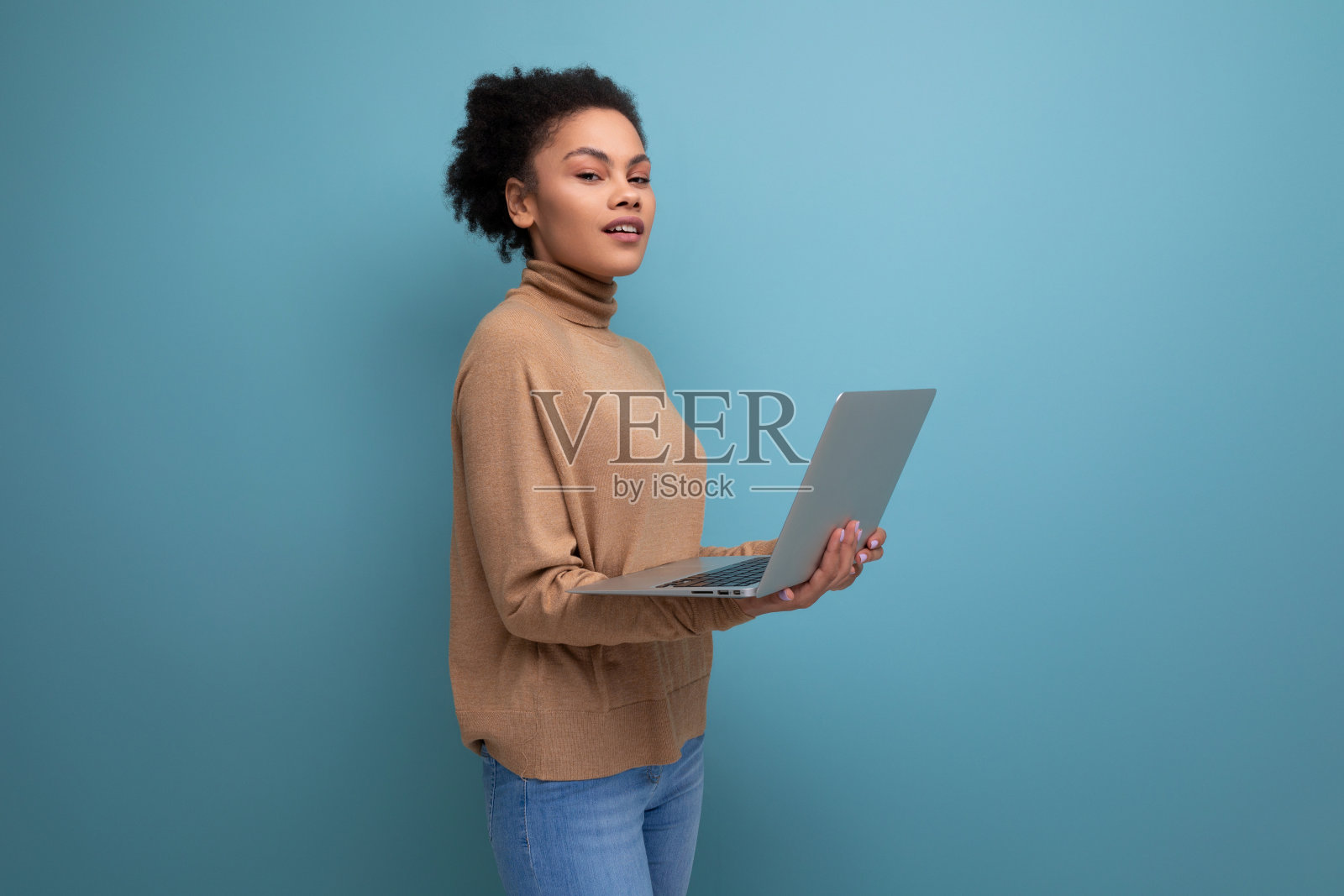 孤立的背景，年轻可爱的黑发西班牙裔自由职业者拿着笔记本电脑照片摄影图片