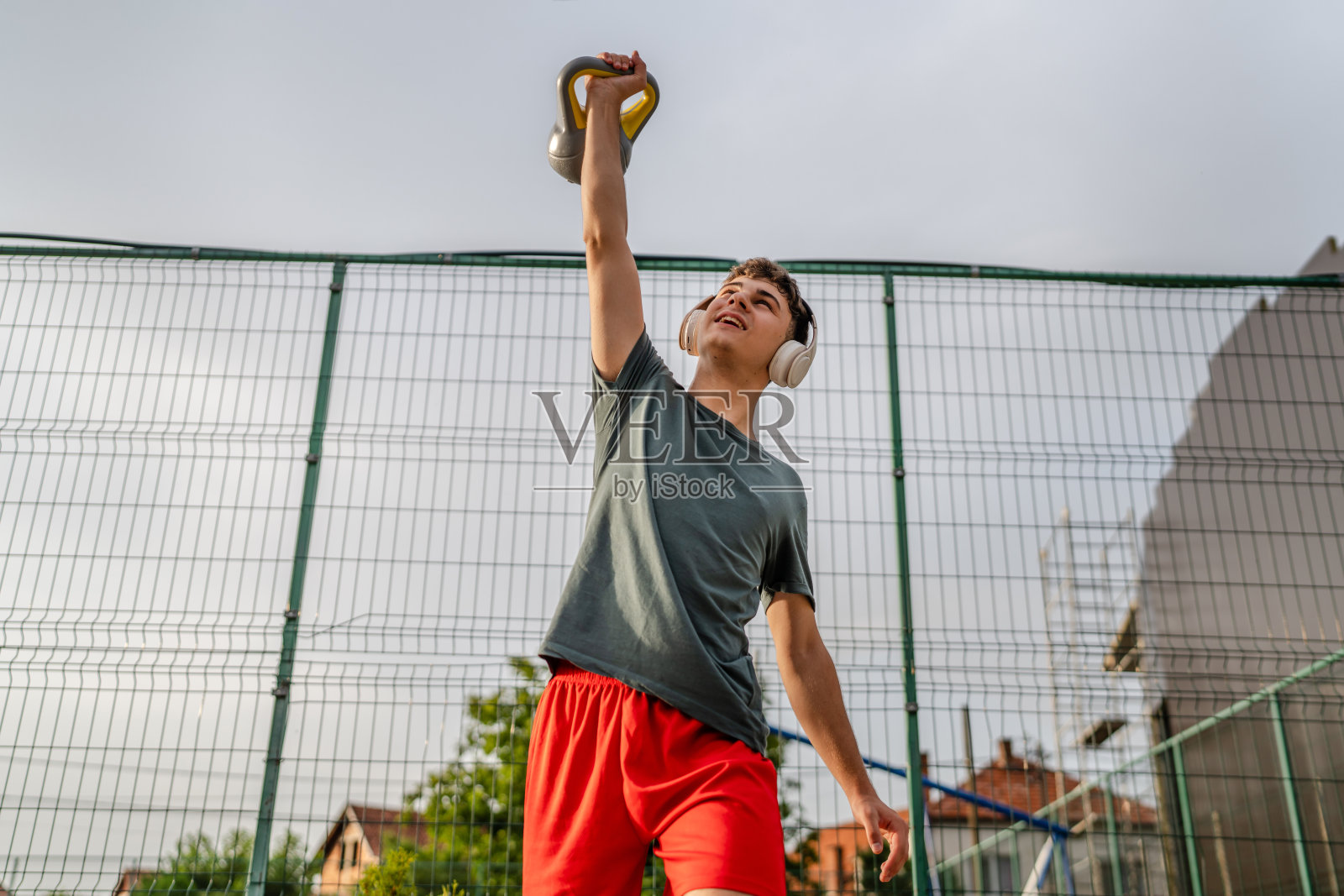 一名年轻的白人男性用壶铃式体重训练照片摄影图片