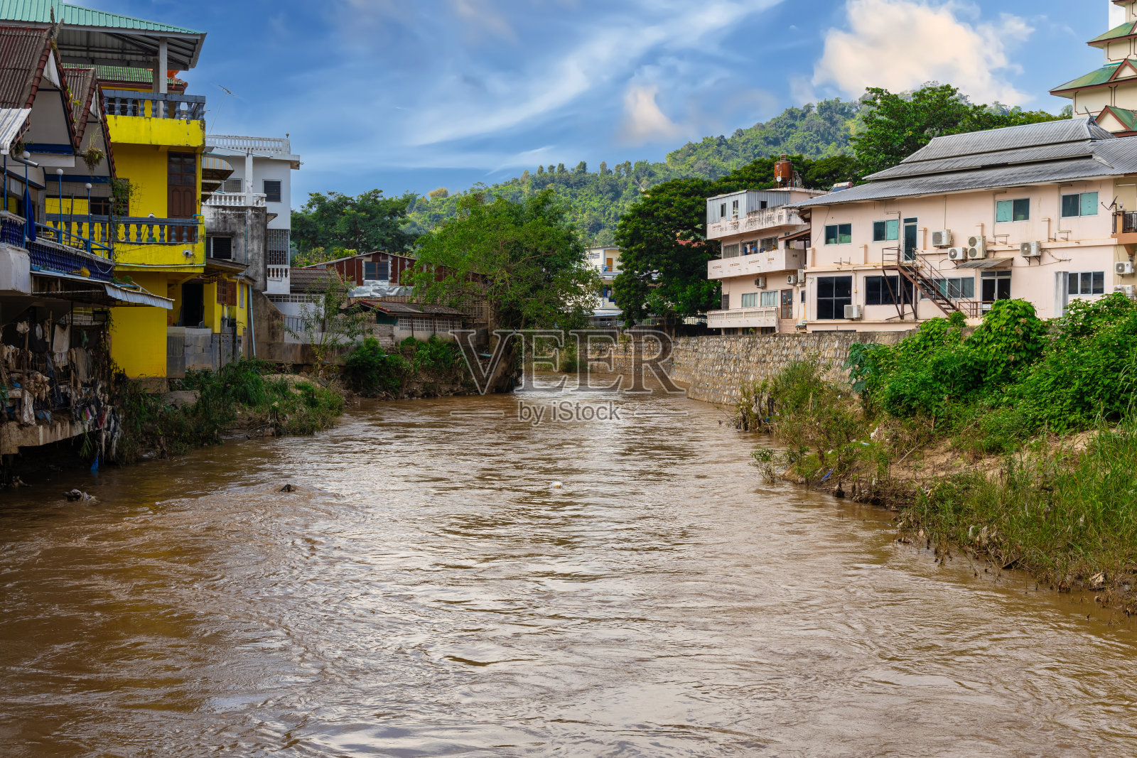 泰国和缅甸的边界，只有一条小河将它们分开照片摄影图片