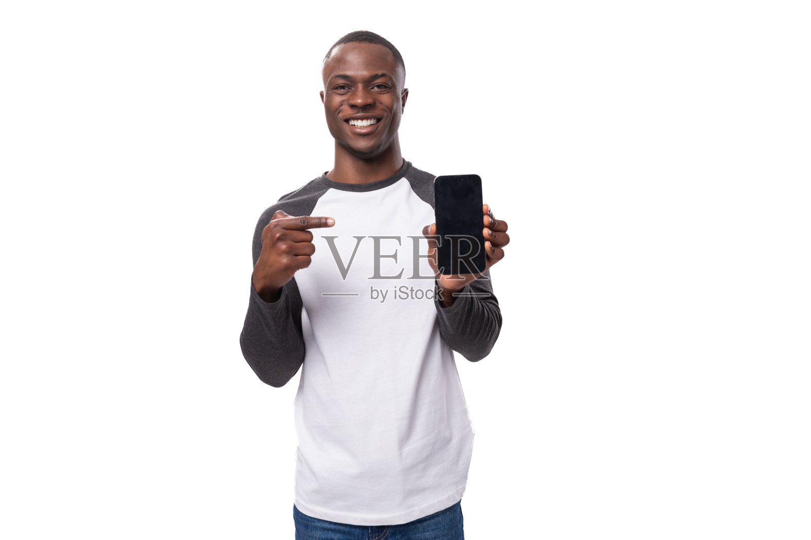 年轻、聪明、有魅力的美国男人有了新闻，拿着样机指着智能手机照片摄影图片