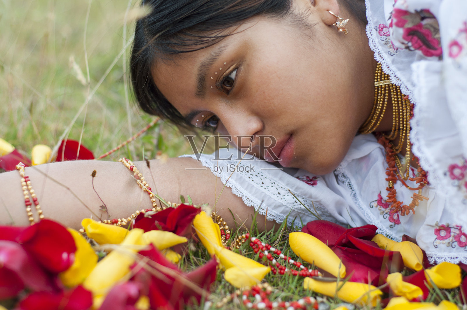 一个土著女孩为她心爱的人在大自然中死去而悲伤。西班牙传统月照片摄影图片