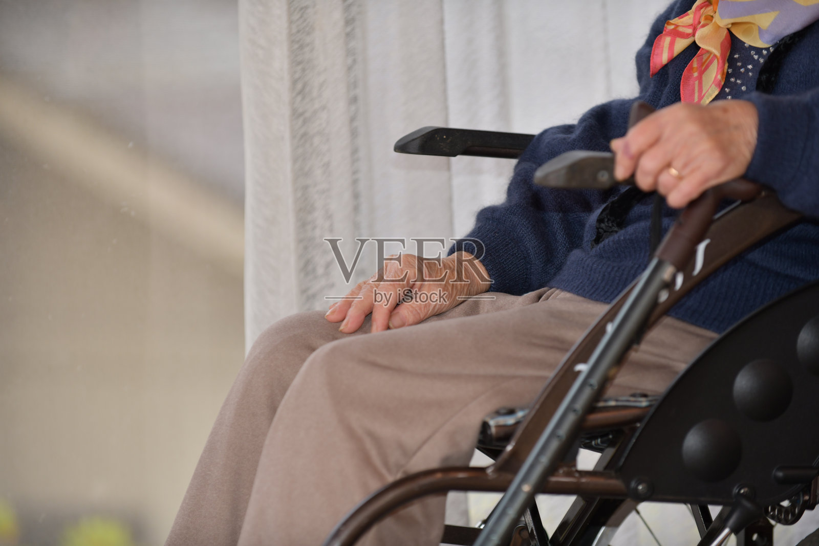 坐在轮椅上的老妇人照片摄影图片