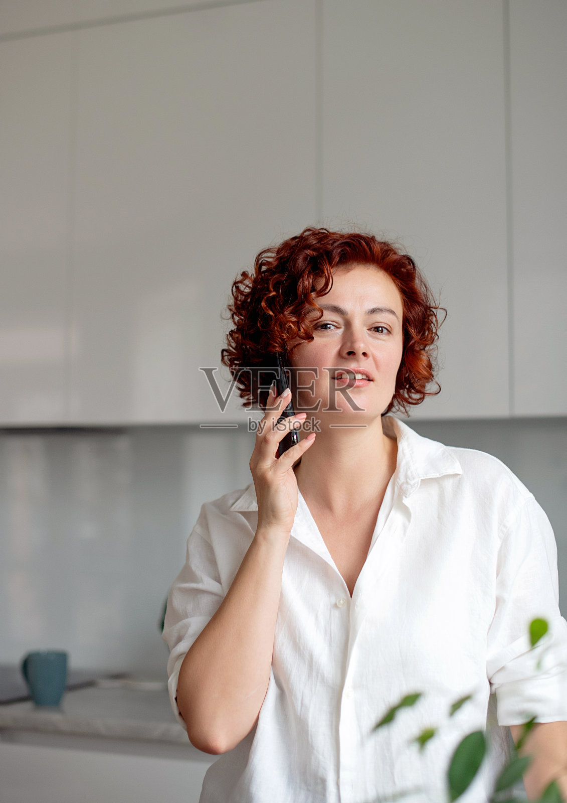 一名女子接听了一通愉快的智能手机电话照片摄影图片