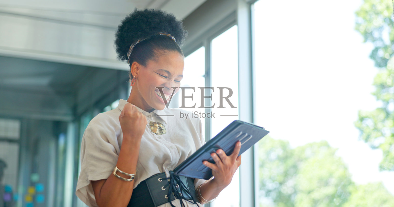 平板电脑，兴奋和成功的商业女性在办公室的好消息，首先或反馈。是的，获胜和快乐的黑人女性员工用科技来庆祝自己的成就或在线报告照片摄影图片